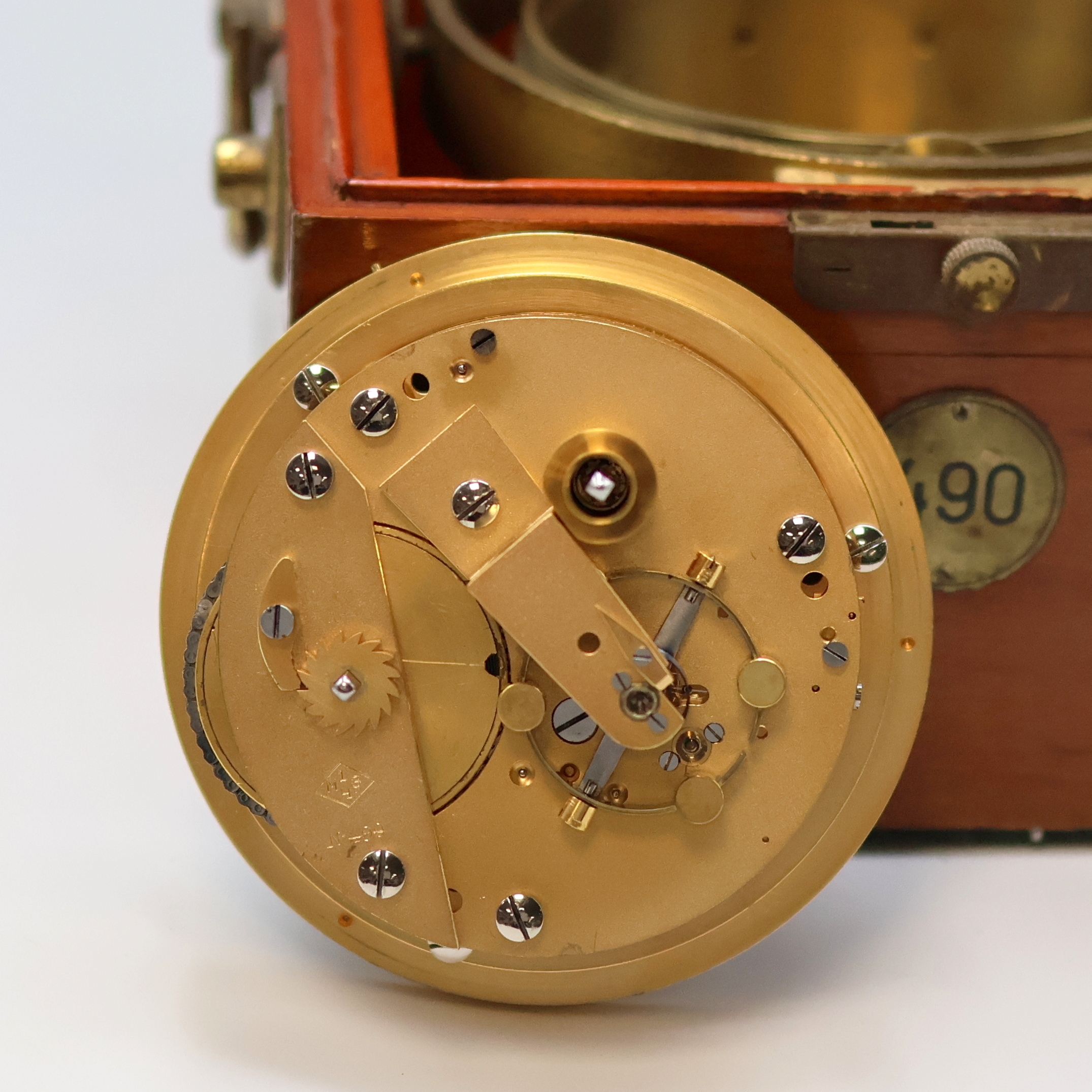 Detail e: 1. Moskauer Uhrenfabrik Nummer 490 frühes Marinechronometer mit Lange-Rohwerk, UDSSR um 1953, 3-tlg. Holzkasten, Signatur- u. Nummer-Plakette(490), ...