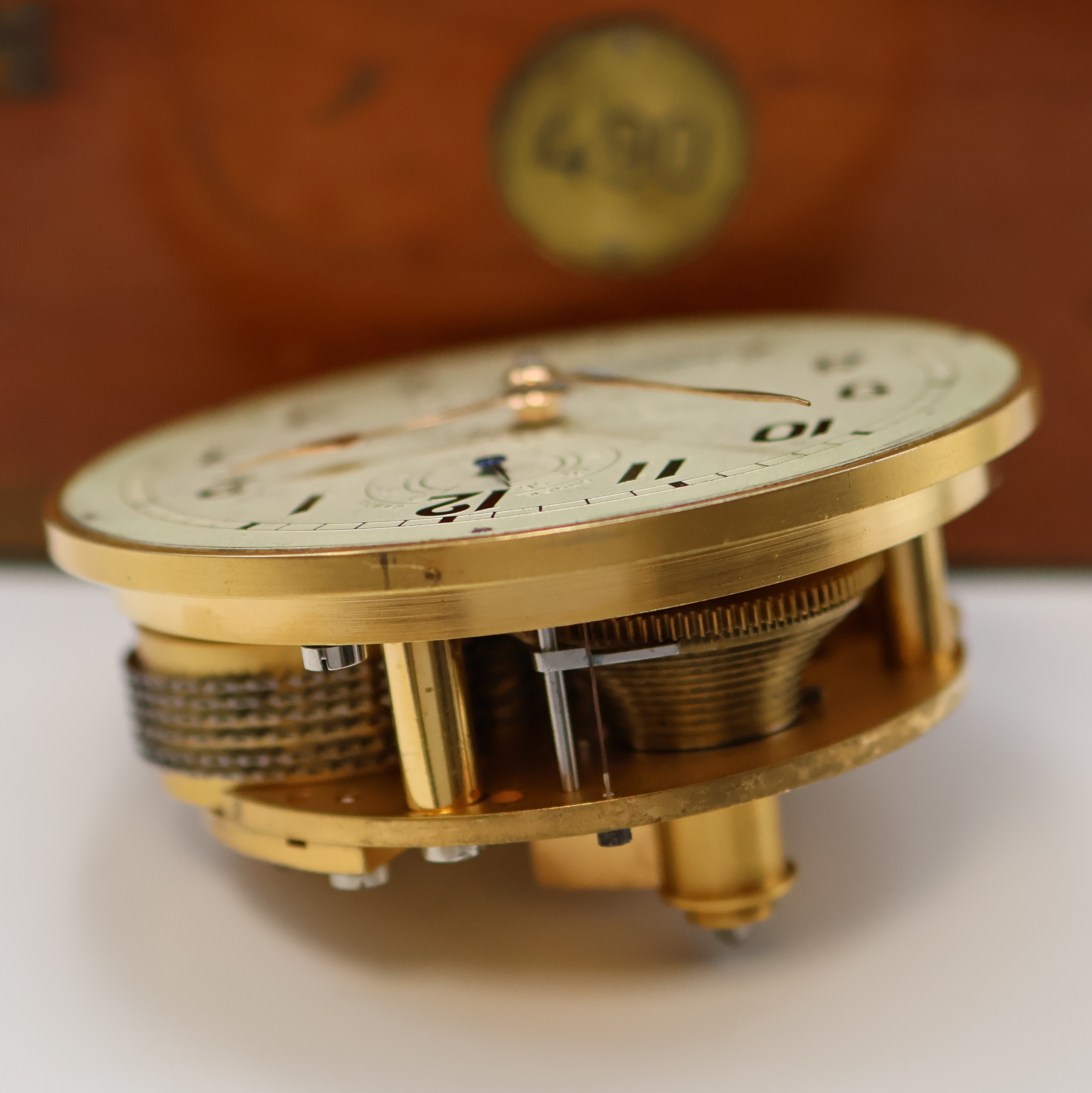 Detail g: 1. Moskauer Uhrenfabrik Nummer 490 frühes Marinechronometer mit Lange-Rohwerk, UDSSR um 1953, 3-tlg. Holzkasten, Signatur- u. Nummer-Plakette(490), ...