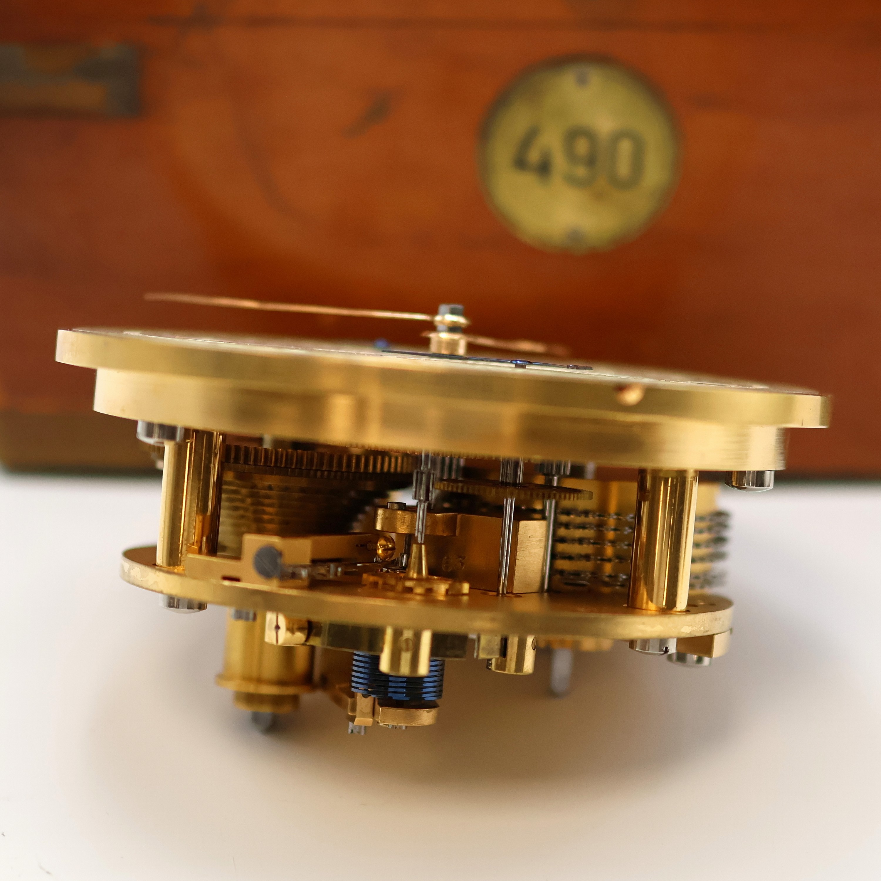 Detail h: 1. Moskauer Uhrenfabrik Nummer 490 frühes Marinechronometer mit Lange-Rohwerk, UDSSR um 1953, 3-tlg. Holzkasten, Signatur- u. Nummer-Plakette(490), ...