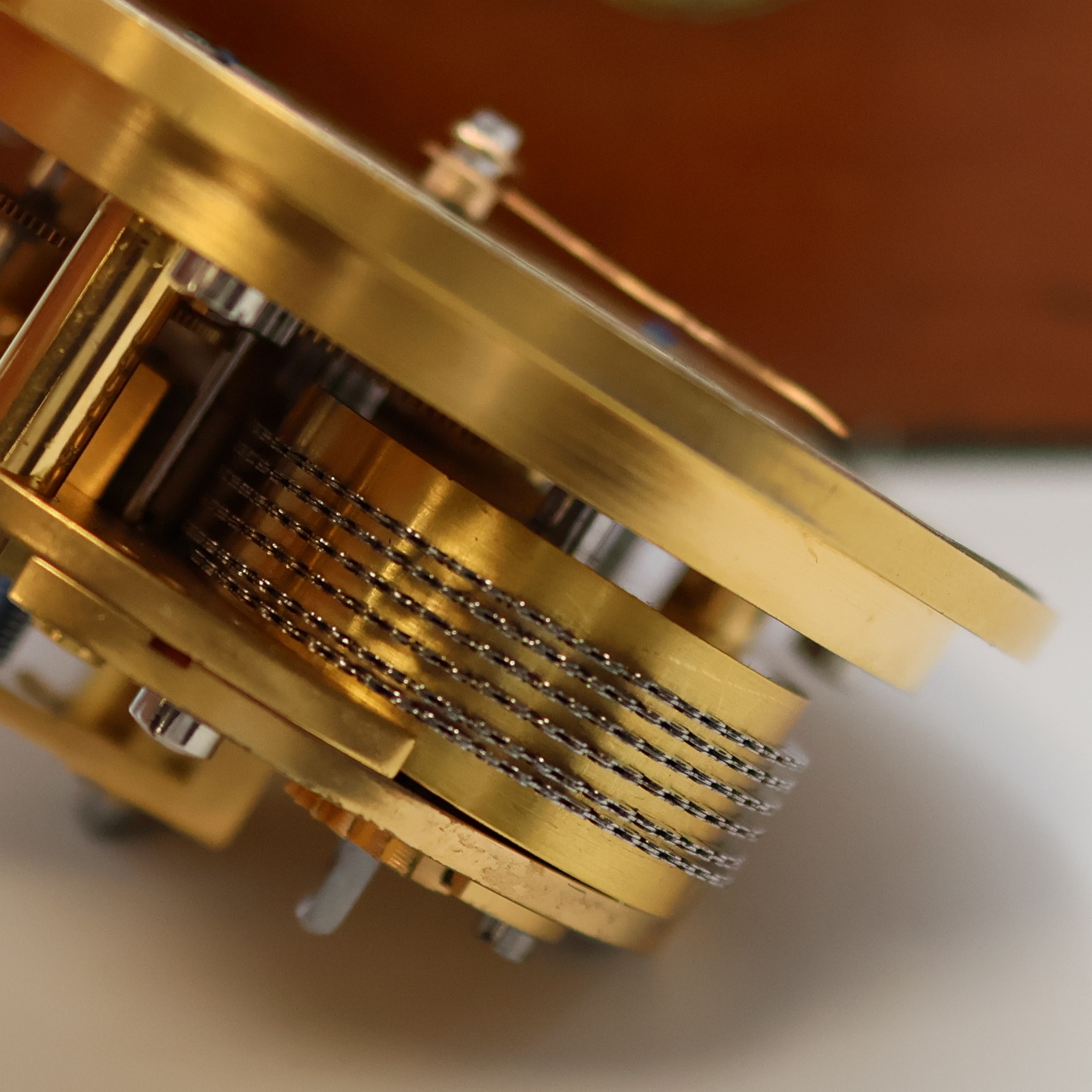 Detail i: 1. Moskauer Uhrenfabrik Nummer 490 frühes Marinechronometer mit Lange-Rohwerk, UDSSR um 1953, 3-tlg. Holzkasten, Signatur- u. Nummer-Plakette(490), ...