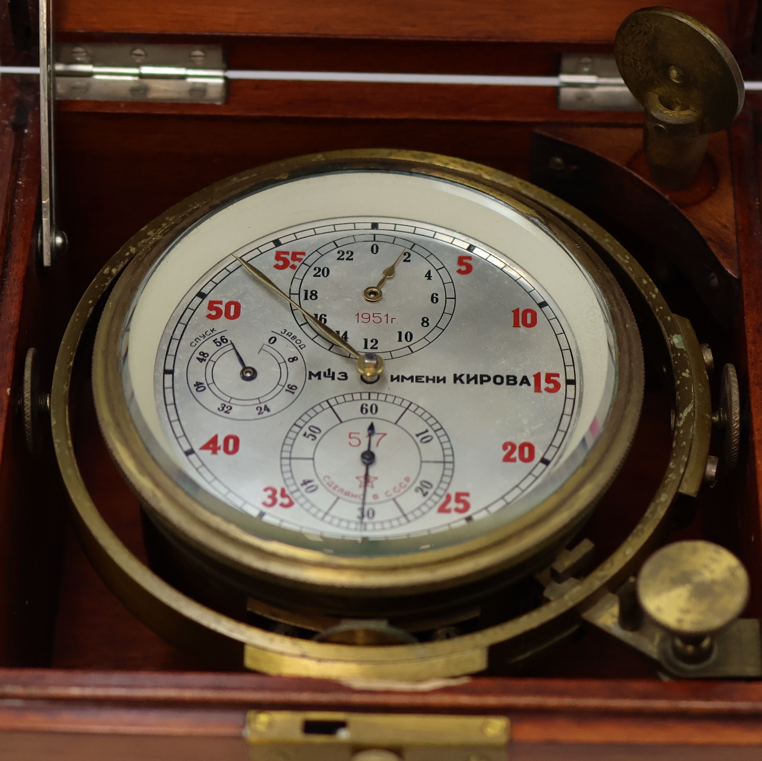 Detail a: 1. Moskauer Uhrenfabrik Marinechronometer auf Regulator-Zifferblatt später umgebaut, UDSSR um 1955/1995, 3-tlg. Holzkasten, kardanisch aufgehängtes ...