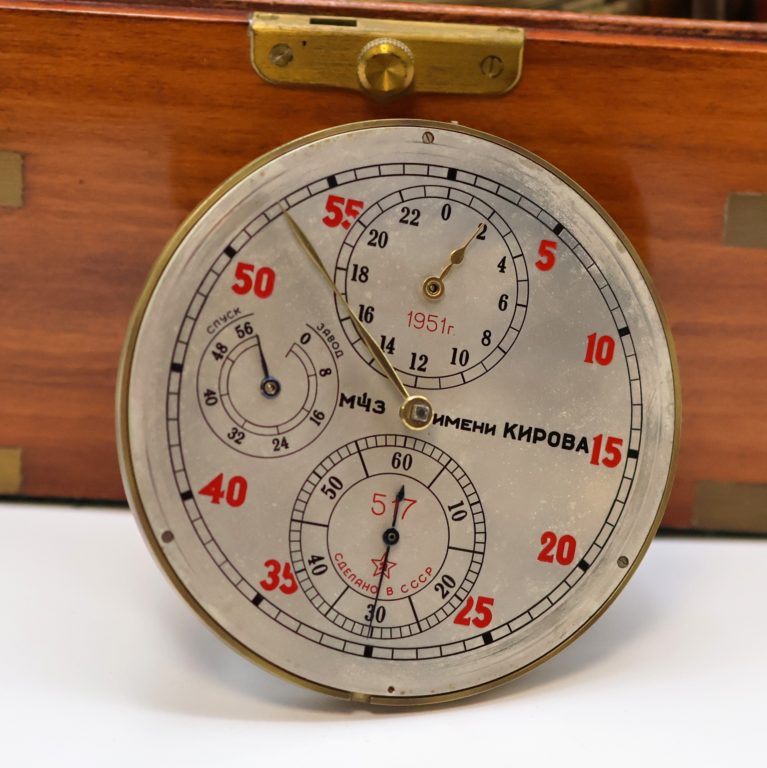 Detail d: 1. Moskauer Uhrenfabrik Marinechronometer auf Regulator-Zifferblatt später umgebaut, UDSSR um 1955/1995, 3-tlg. Holzkasten, kardanisch aufgehängtes ...