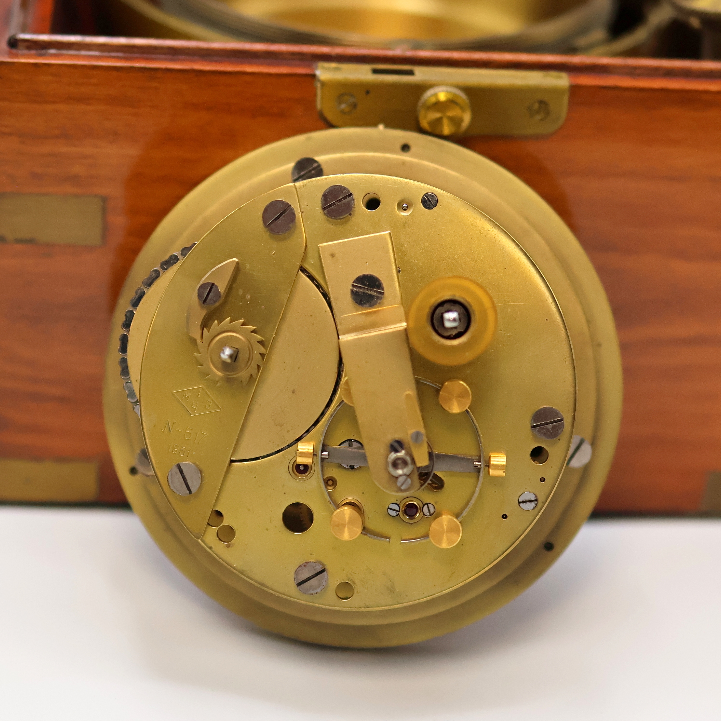 Detail e: 1. Moskauer Uhrenfabrik Marinechronometer auf Regulator-Zifferblatt später umgebaut, UDSSR um 1955/1995, 3-tlg. Holzkasten, kardanisch aufgehängtes ...