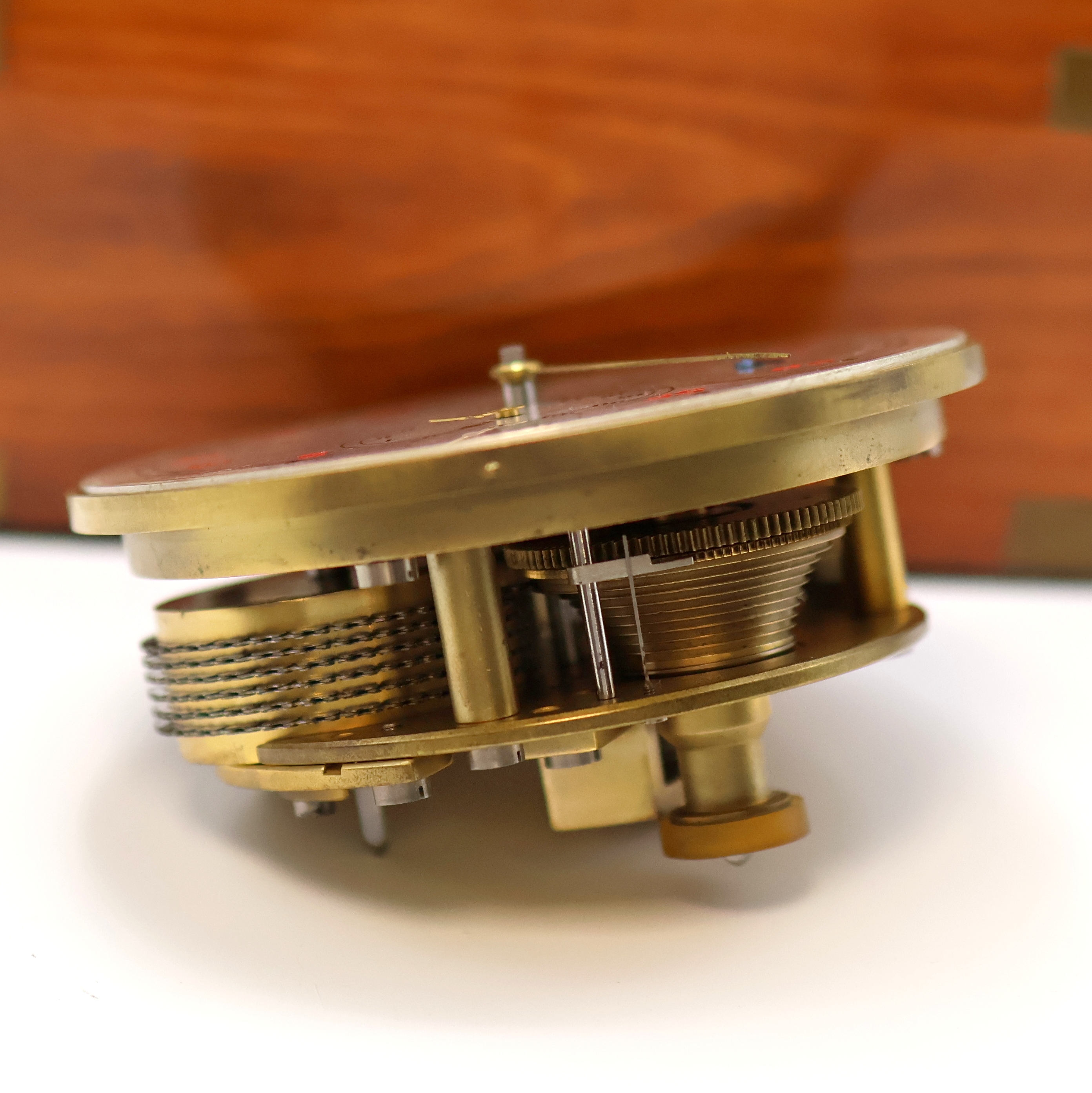 Detail f: 1. Moskauer Uhrenfabrik Marinechronometer auf Regulator-Zifferblatt später umgebaut, UDSSR um 1955/1995, 3-tlg. Holzkasten, kardanisch aufgehängtes ...