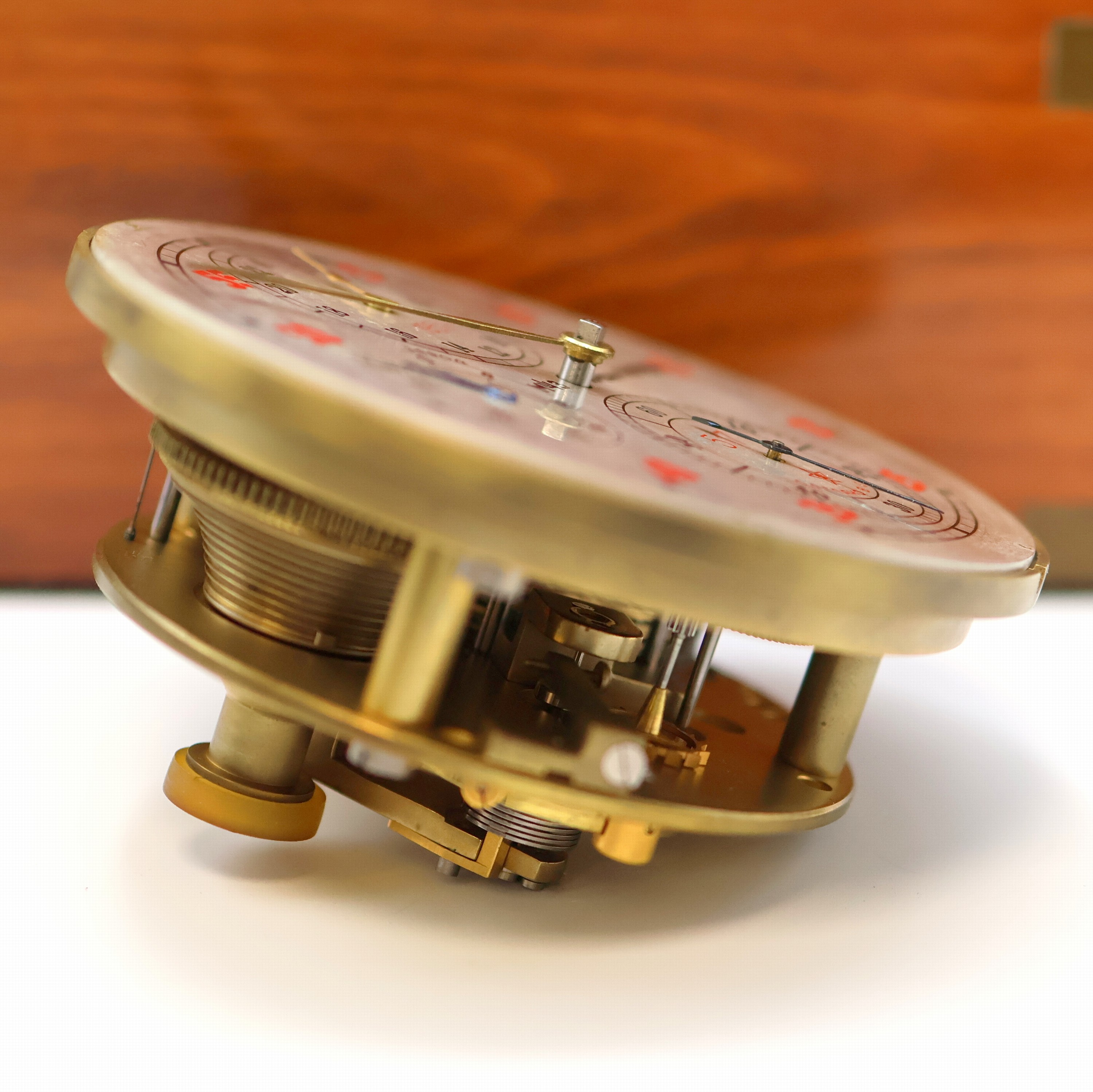 Detail g: 1. Moskauer Uhrenfabrik Marinechronometer auf Regulator-Zifferblatt später umgebaut, UDSSR um 1955/1995, 3-tlg. Holzkasten, kardanisch aufgehängtes ...