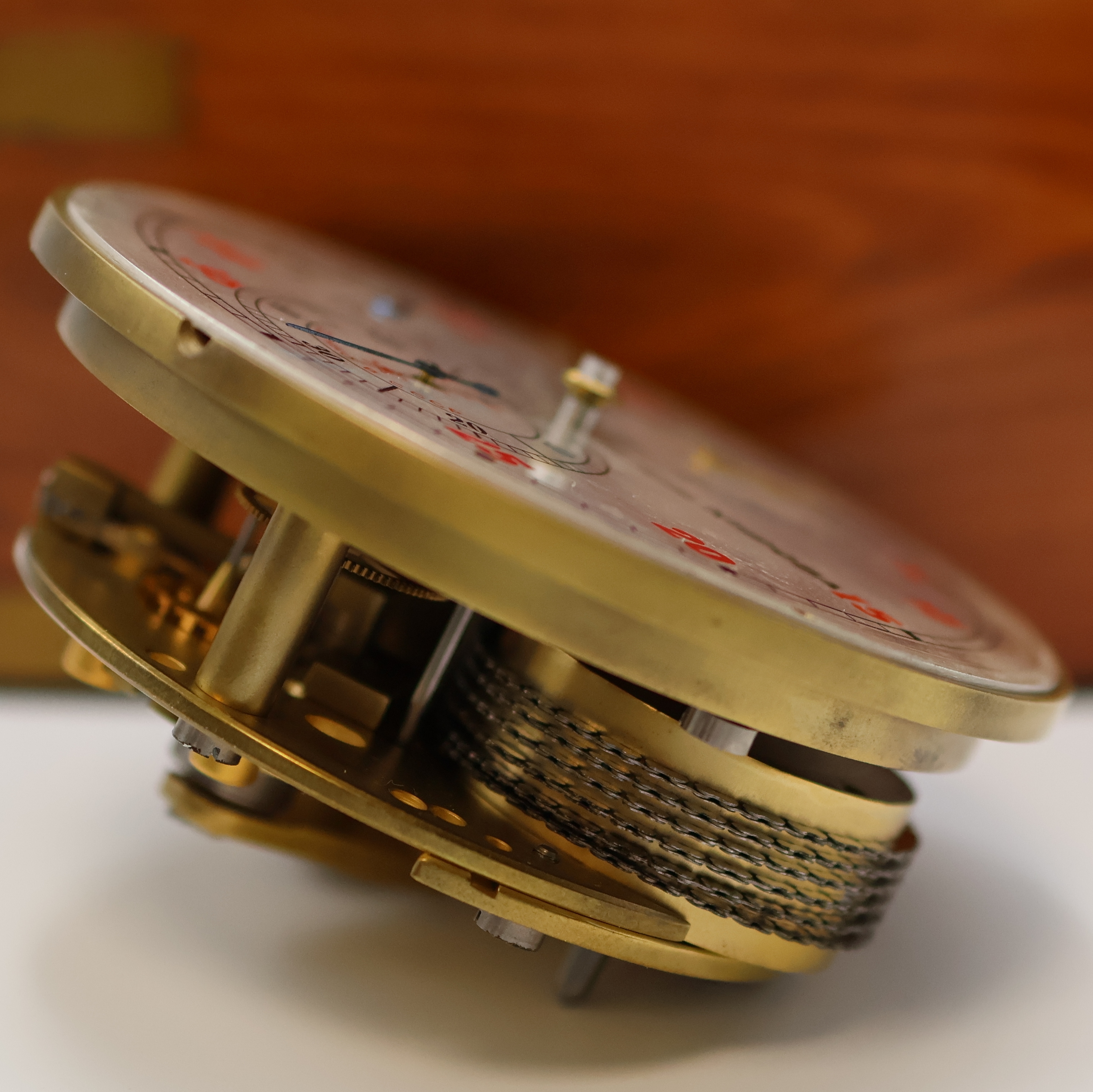 Detail h: 1. Moskauer Uhrenfabrik Marinechronometer auf Regulator-Zifferblatt später umgebaut, UDSSR um 1955/1995, 3-tlg. Holzkasten, kardanisch aufgehängtes ...