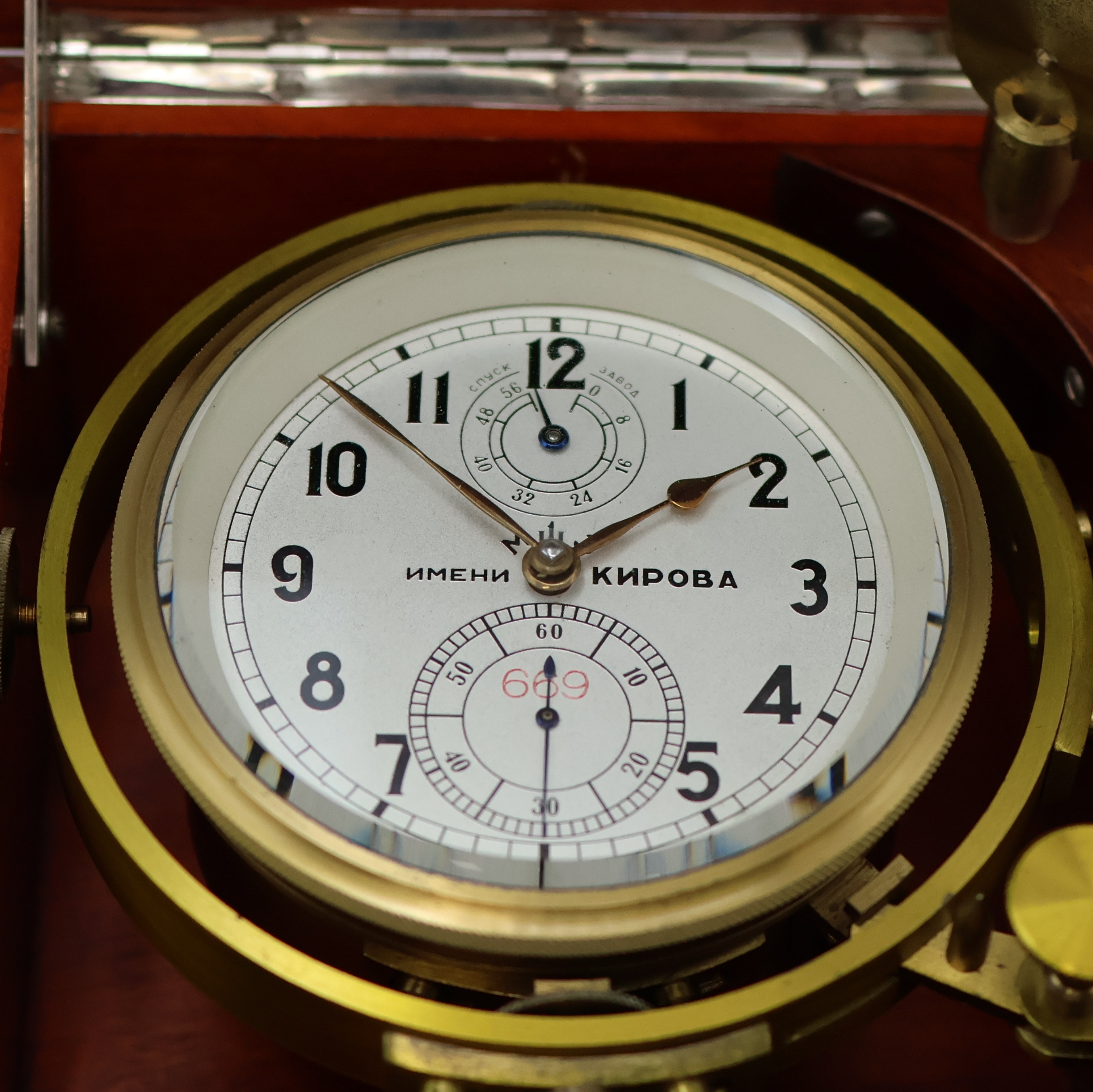 Detail a: 1. Moskauer Uhrenfabrik Nummer 669 frühes Marinechronometer mit Transportbox und -sack, UDSSR um 1951, 3-tlg. Holzkasten, Signatur- u. ...