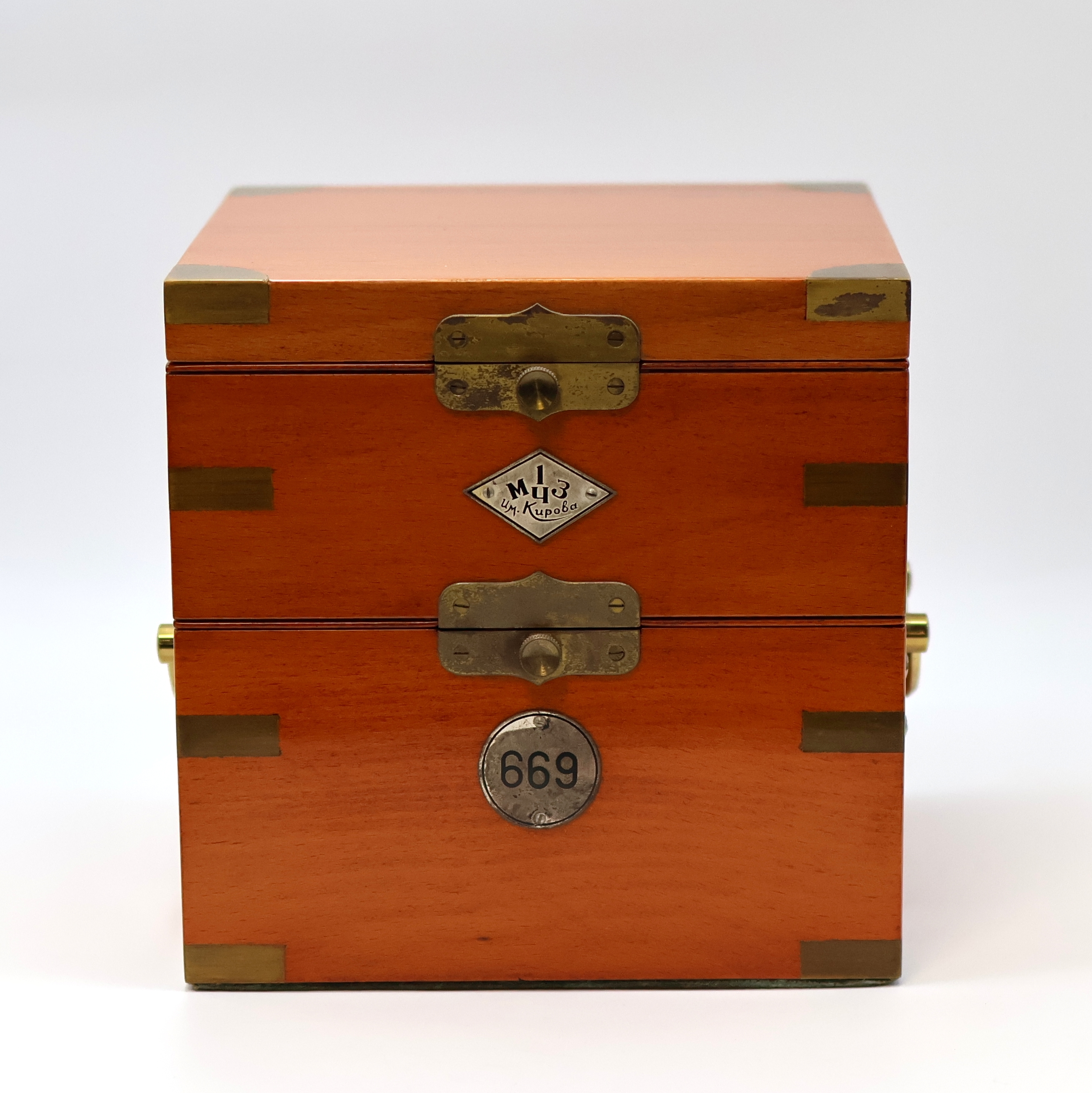 Detail b: 1. Moskauer Uhrenfabrik Nummer 669 frühes Marinechronometer mit Transportbox und -sack, UDSSR um 1951, 3-tlg. Holzkasten, Signatur- u. ...