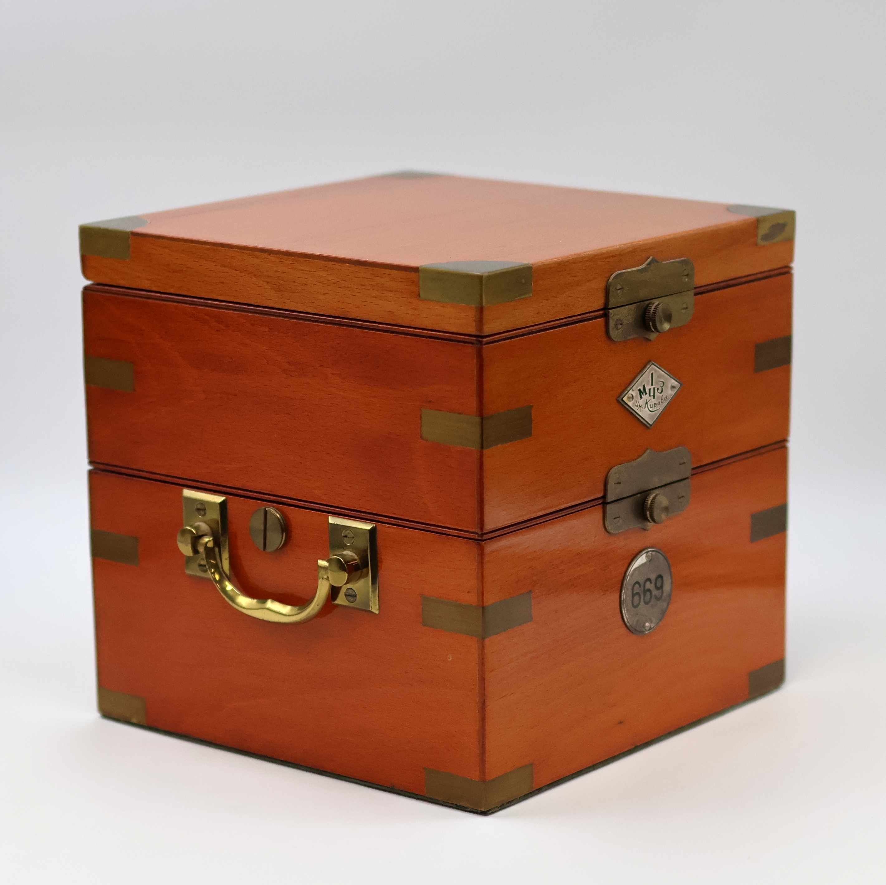 Detail c: 1. Moskauer Uhrenfabrik Nummer 669 frühes Marinechronometer mit Transportbox und -sack, UDSSR um 1951, 3-tlg. Holzkasten, Signatur- u. ...