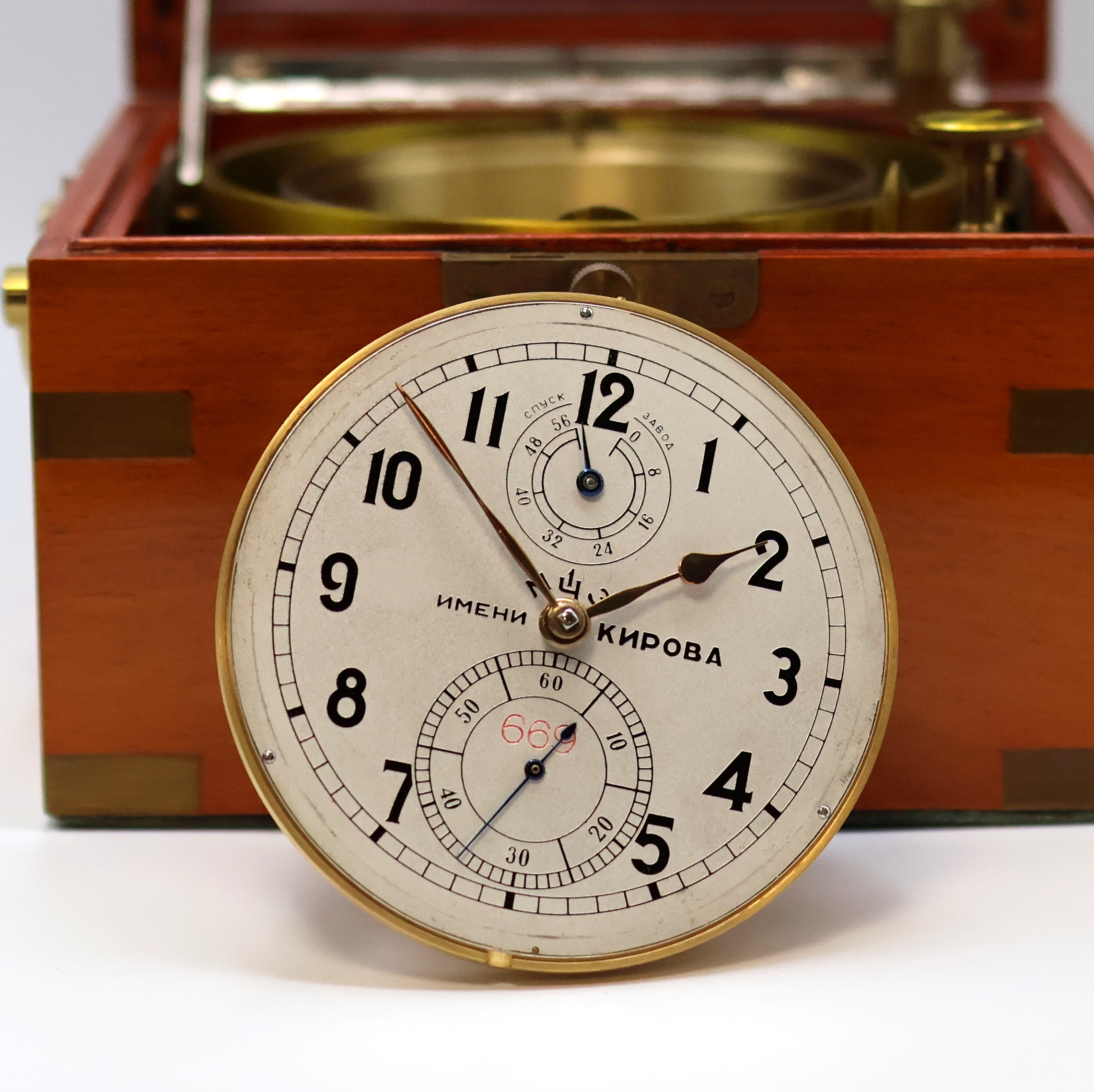 Detail d: 1. Moskauer Uhrenfabrik Nummer 669 frühes Marinechronometer mit Transportbox und -sack, UDSSR um 1951, 3-tlg. Holzkasten, Signatur- u. ...