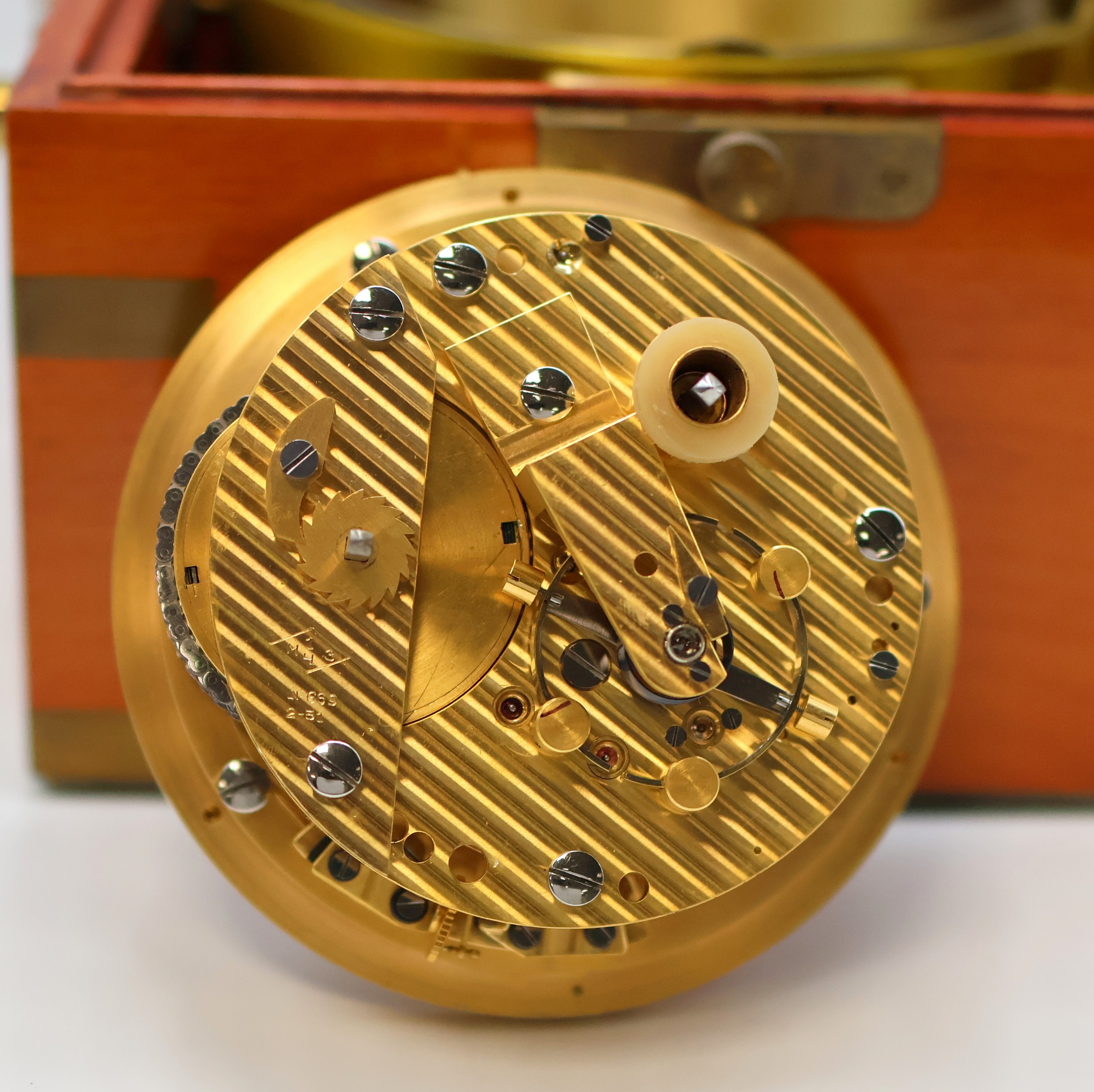 Detail e: 1. Moskauer Uhrenfabrik Nummer 669 frühes Marinechronometer mit Transportbox und -sack, UDSSR um 1951, 3-tlg. Holzkasten, Signatur- u. ...