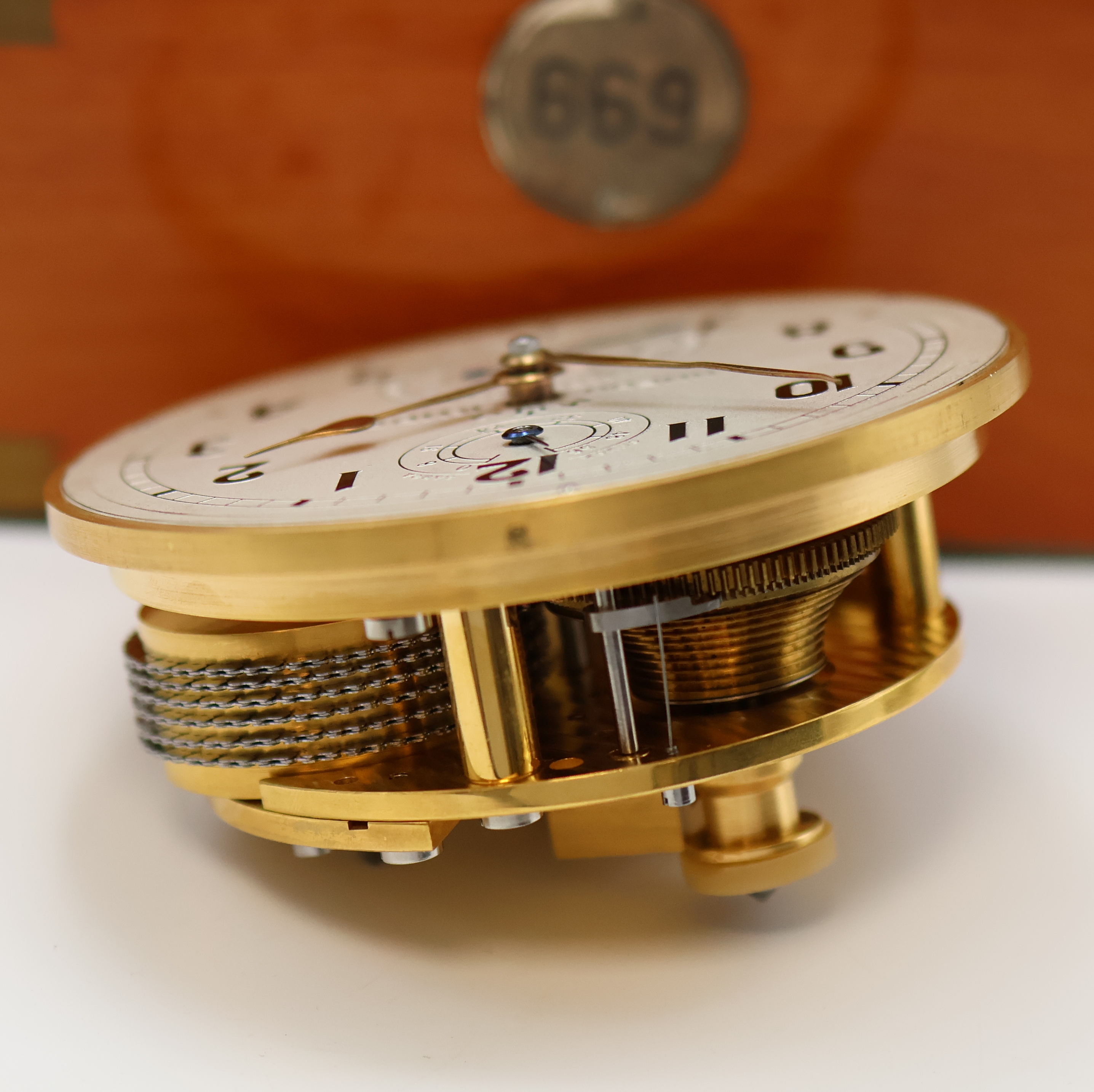 Detail f: 1. Moskauer Uhrenfabrik Nummer 669 frühes Marinechronometer mit Transportbox und -sack, UDSSR um 1951, 3-tlg. Holzkasten, Signatur- u. ...