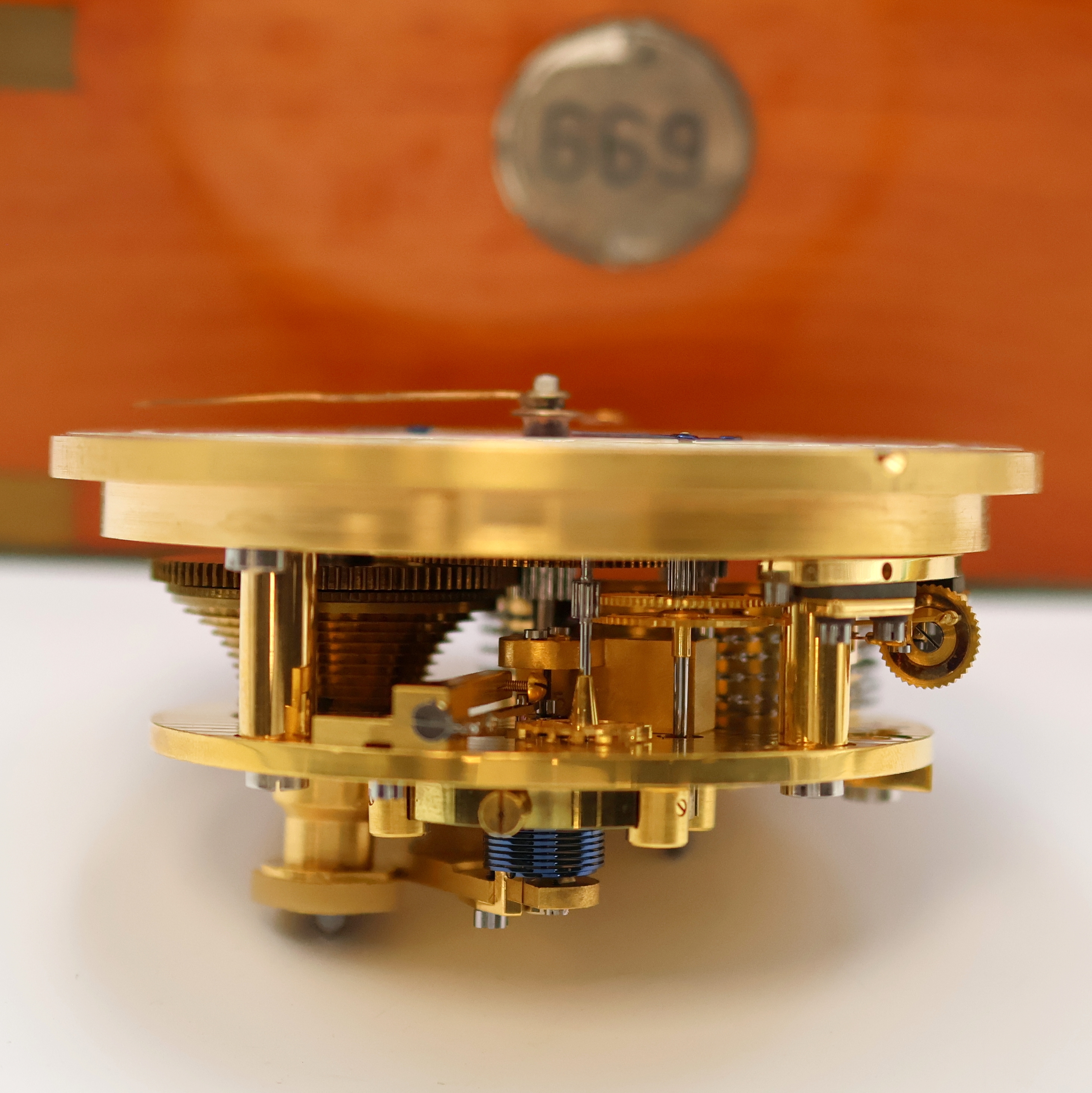 Detail g: 1. Moskauer Uhrenfabrik Nummer 669 frühes Marinechronometer mit Transportbox und -sack, UDSSR um 1951, 3-tlg. Holzkasten, Signatur- u. ...