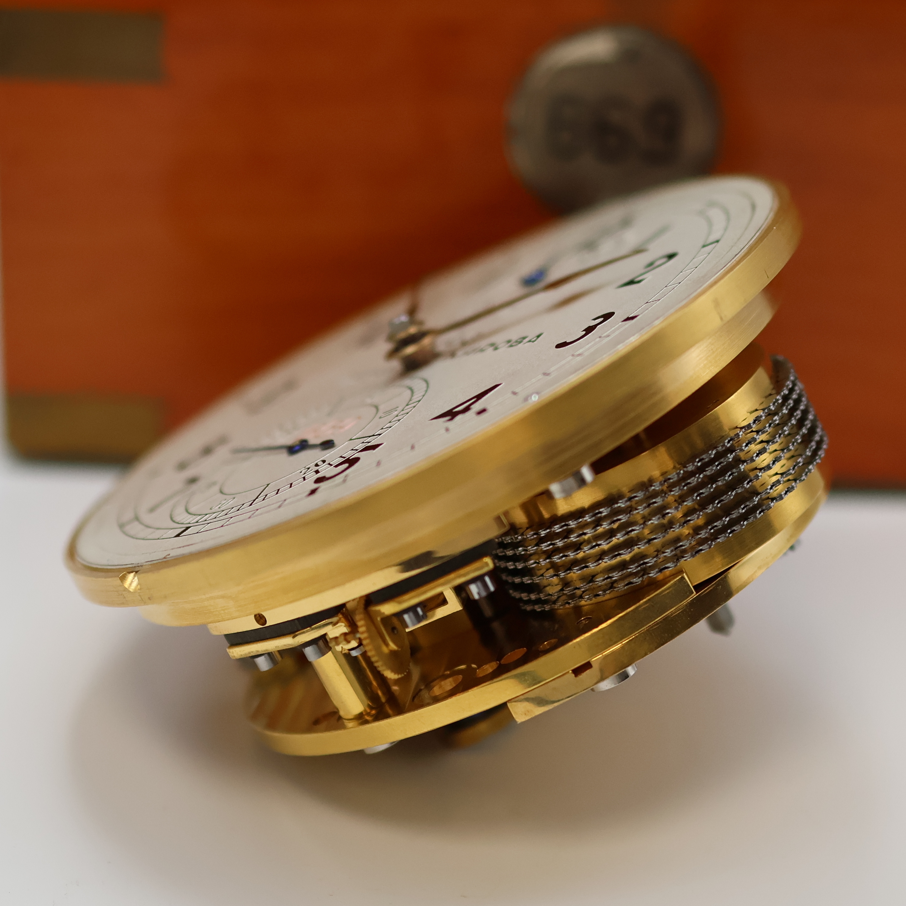 Detail h: 1. Moskauer Uhrenfabrik Nummer 669 frühes Marinechronometer mit Transportbox und -sack, UDSSR um 1951, 3-tlg. Holzkasten, Signatur- u. ...
