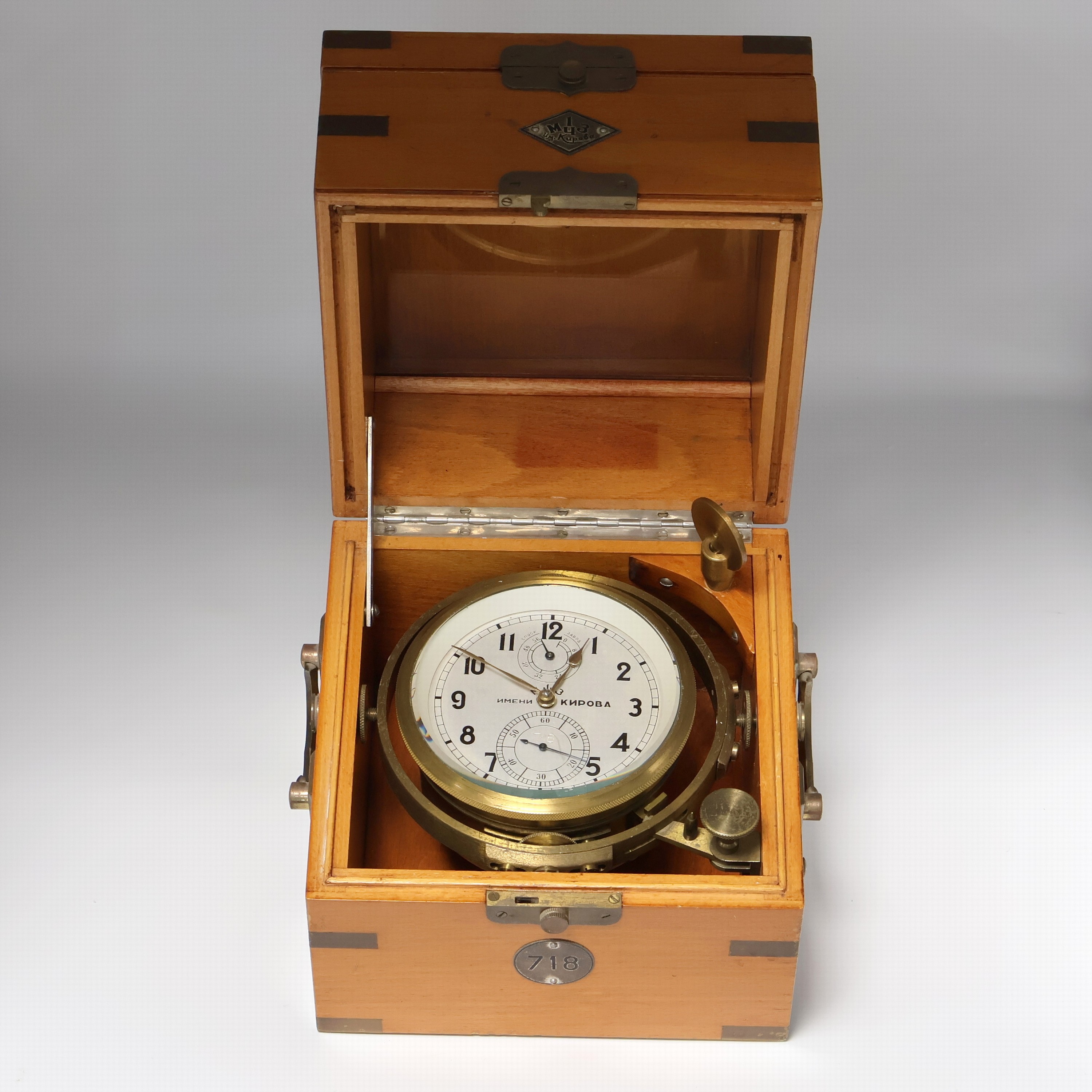 1. Moskauer Uhrenfabrik Nummer 718 frühes Marinechronometer, UDSSR um 1951, 3-tlg. Holzkasten, seitl. Tragegriffe, kardanisch aufgehängtes ...