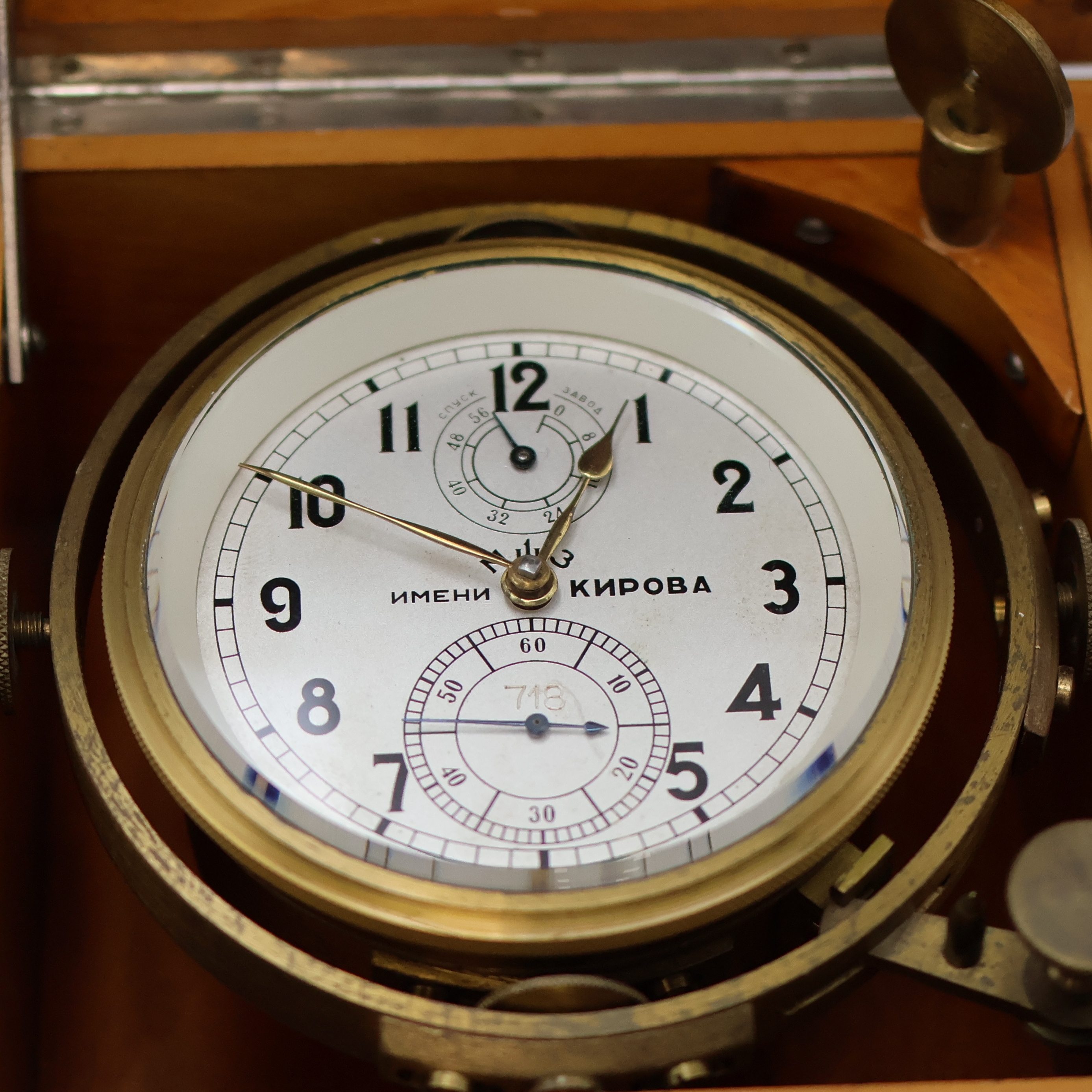 Detail a: 1. Moskauer Uhrenfabrik Nummer 718 frühes Marinechronometer, UDSSR um 1951, 3-tlg. Holzkasten, seitl. Tragegriffe, kardanisch aufgehängtes ...