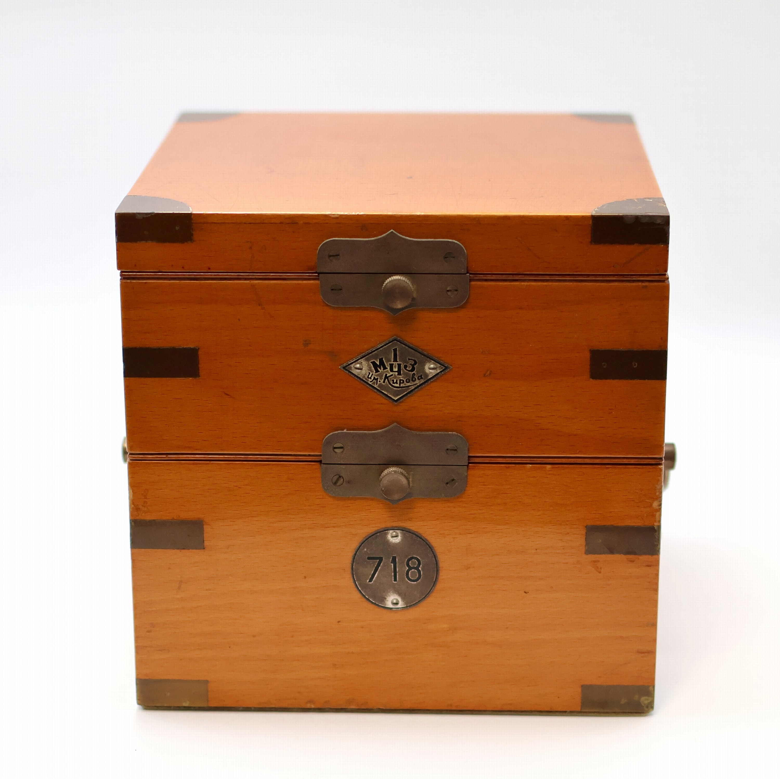 Detail b: 1. Moskauer Uhrenfabrik Nummer 718 frühes Marinechronometer, UDSSR um 1951, 3-tlg. Holzkasten, seitl. Tragegriffe, kardanisch aufgehängtes ...