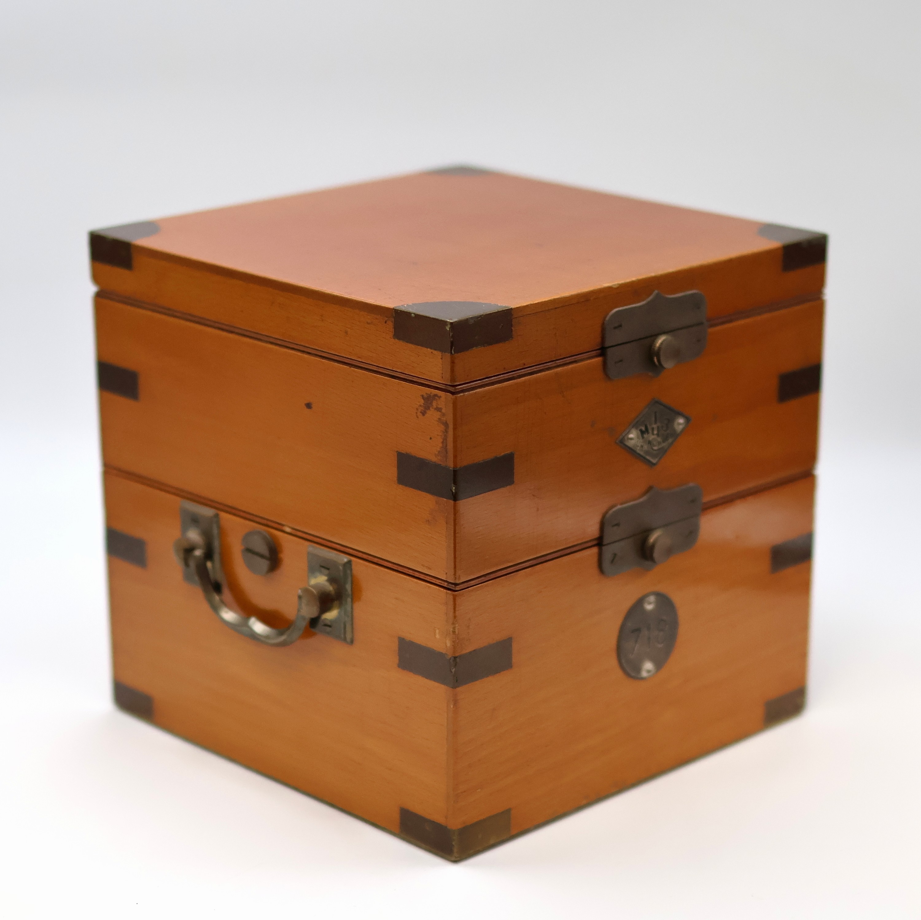 Detail c: 1. Moskauer Uhrenfabrik Nummer 718 frühes Marinechronometer, UDSSR um 1951, 3-tlg. Holzkasten, seitl. Tragegriffe, kardanisch aufgehängtes ...
