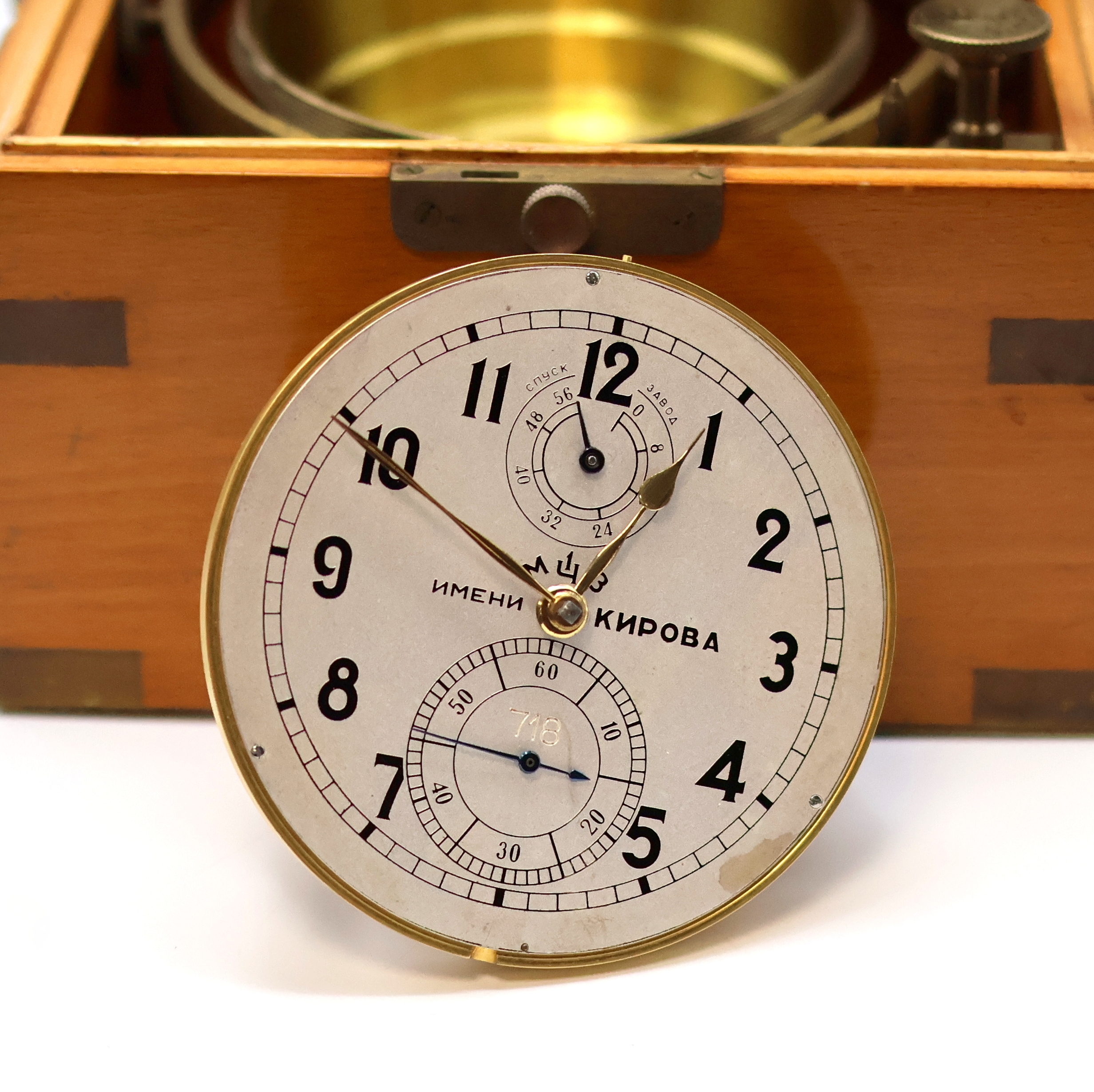 Detail d: 1. Moskauer Uhrenfabrik Nummer 718 frühes Marinechronometer, UDSSR um 1951, 3-tlg. Holzkasten, seitl. Tragegriffe, kardanisch aufgehängtes ...