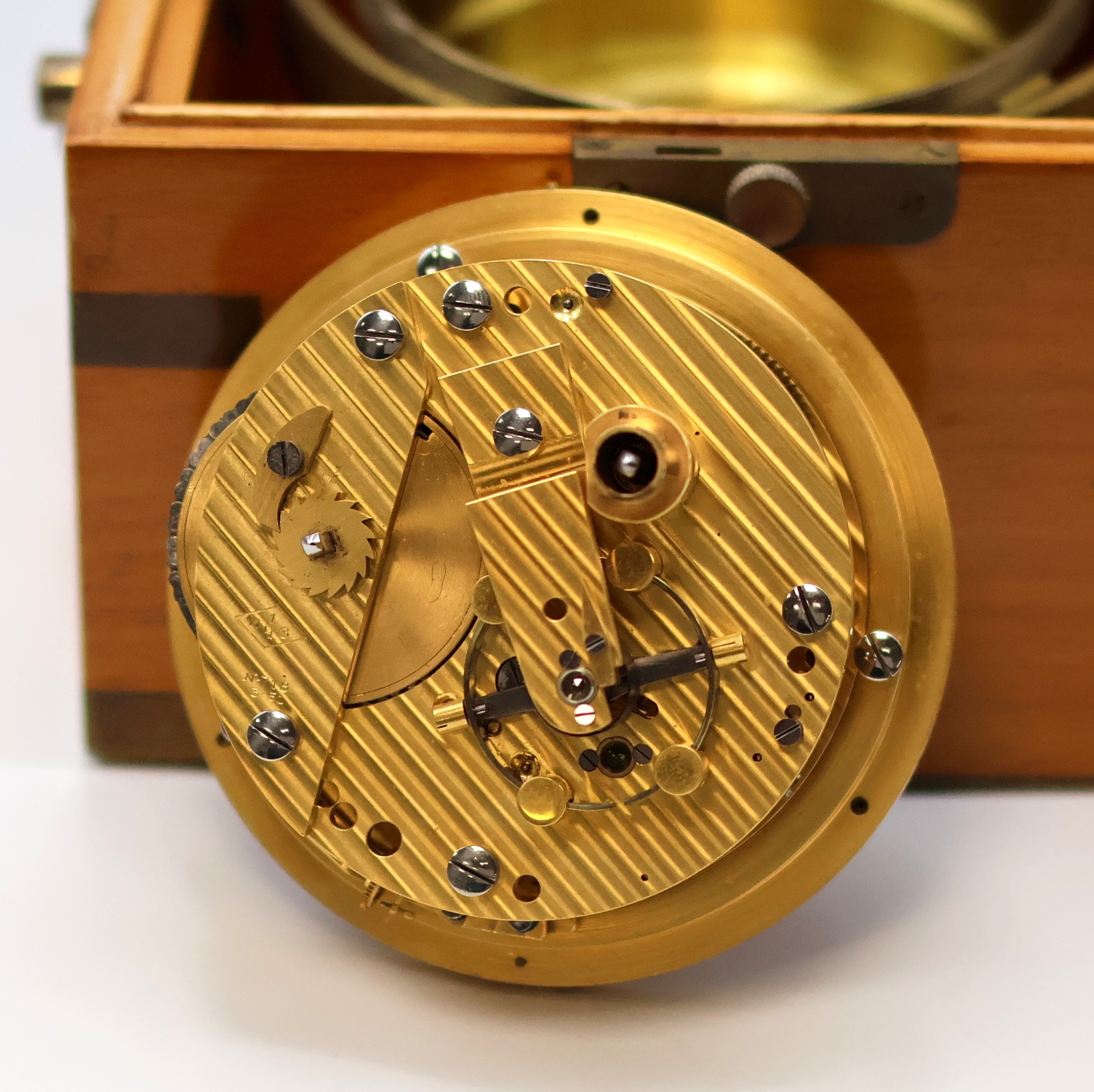 Detail e: 1. Moskauer Uhrenfabrik Nummer 718 frühes Marinechronometer, UDSSR um 1951, 3-tlg. Holzkasten, seitl. Tragegriffe, kardanisch aufgehängtes ...