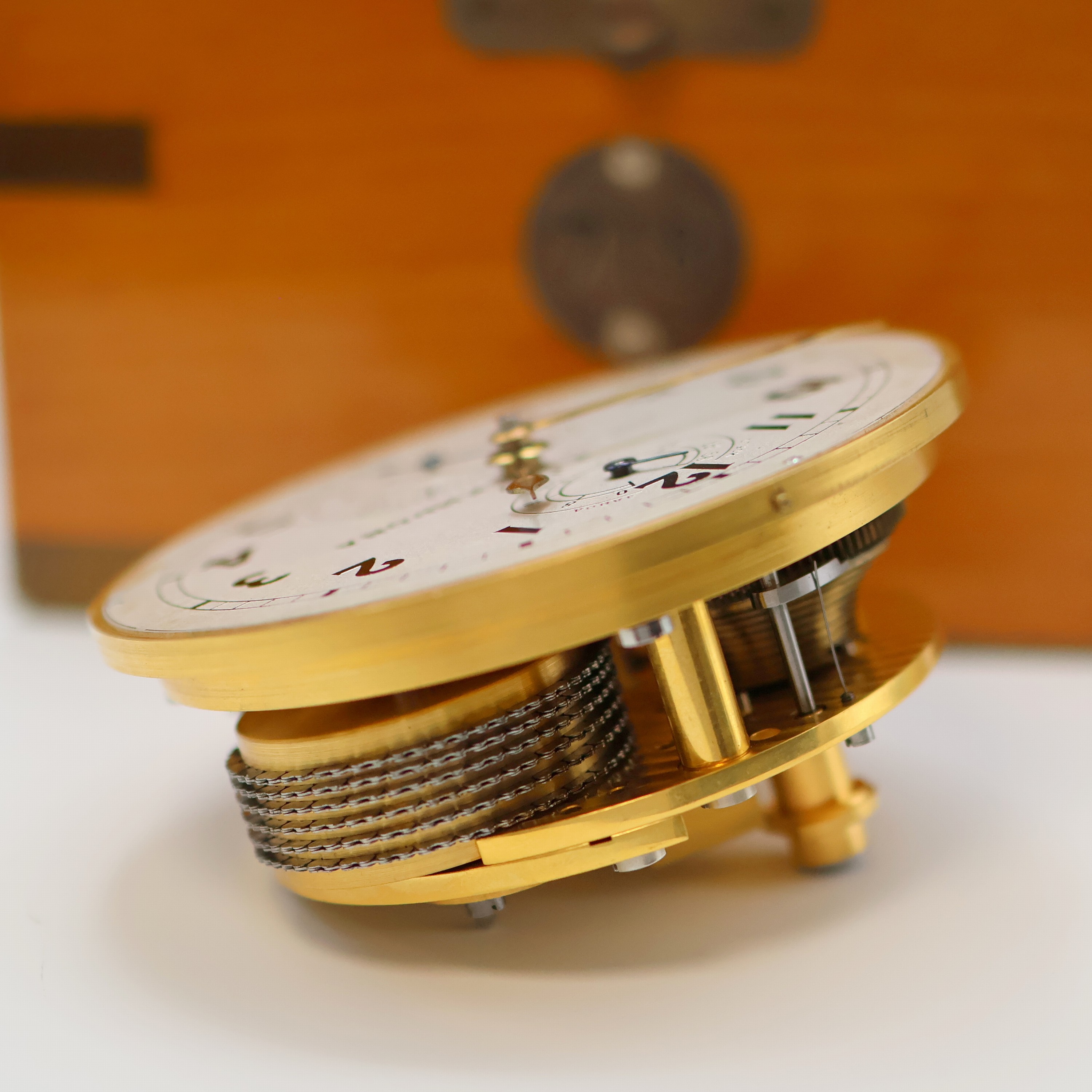 Detail g: 1. Moskauer Uhrenfabrik Nummer 718 frühes Marinechronometer, UDSSR um 1951, 3-tlg. Holzkasten, seitl. Tragegriffe, kardanisch aufgehängtes ...