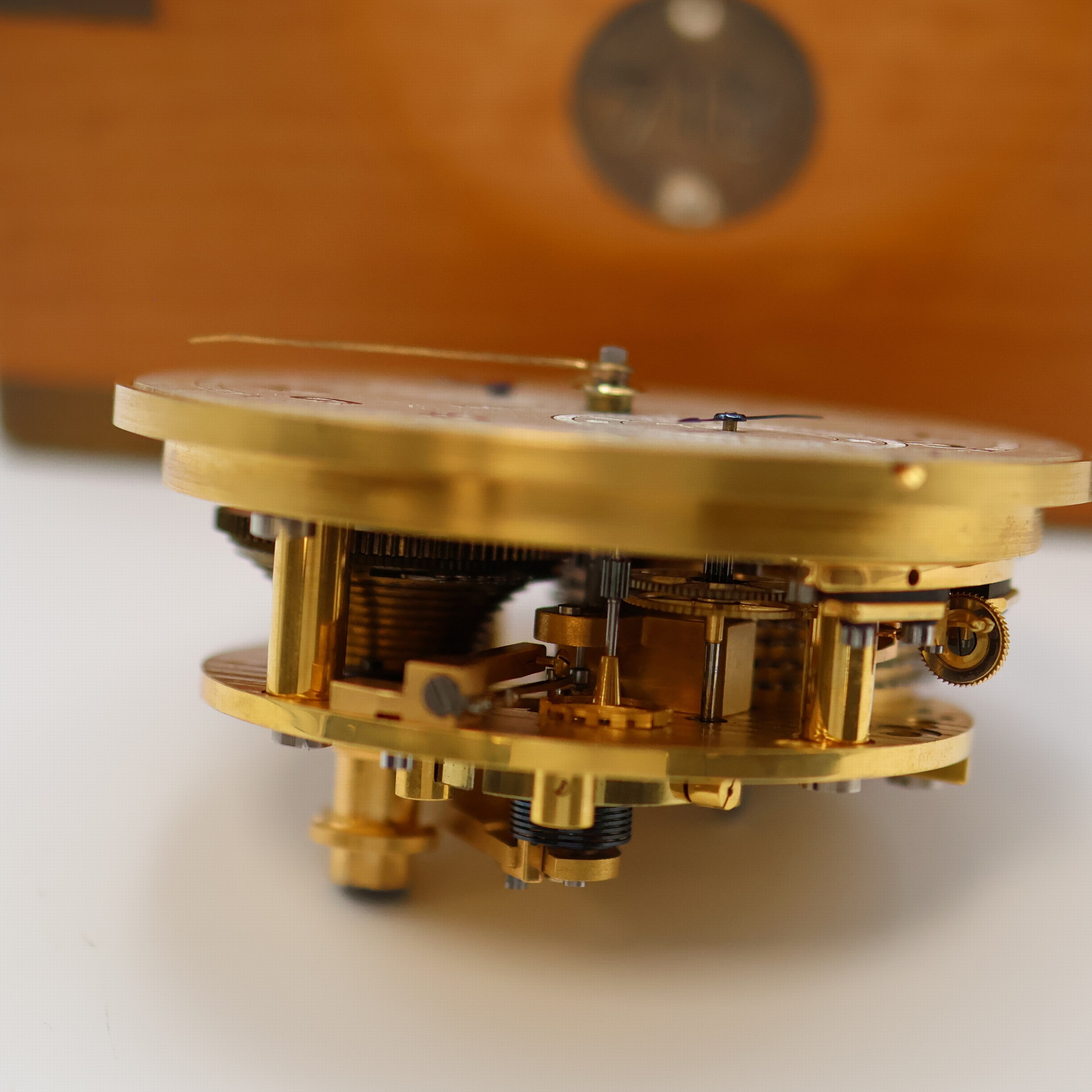 Detail h: 1. Moskauer Uhrenfabrik Nummer 718 frühes Marinechronometer, UDSSR um 1951, 3-tlg. Holzkasten, seitl. Tragegriffe, kardanisch aufgehängtes ...