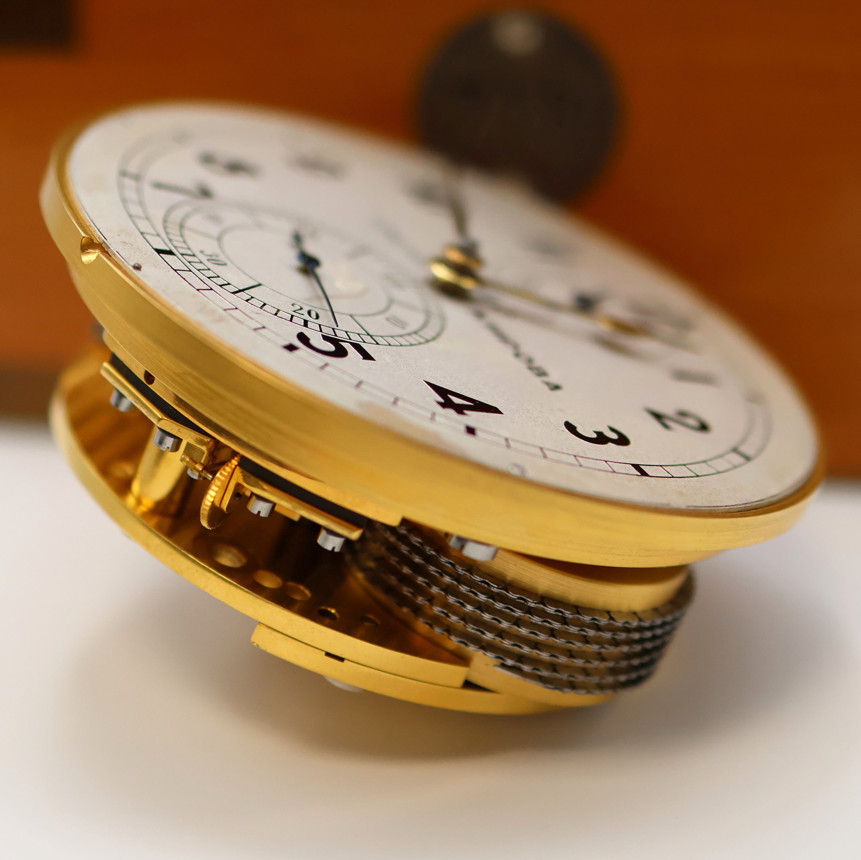 Detail i: 1. Moskauer Uhrenfabrik Nummer 718 frühes Marinechronometer, UDSSR um 1951, 3-tlg. Holzkasten, seitl. Tragegriffe, kardanisch aufgehängtes ...
