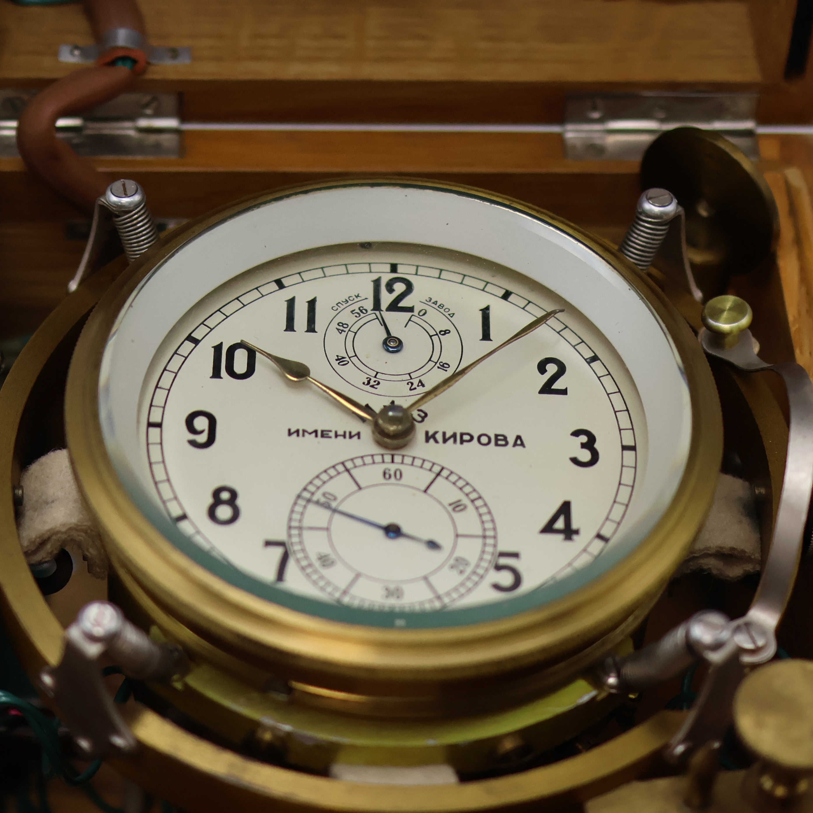 Detail a: 1. Moskauer Uhrenfabrik Luftwaffen-Chronometermit Ankerhemmung, UDSSR um 1960, 3-tlg. Holzkasten m. Lederriemen, Signatur-Plakette nummerngleich m. ...
