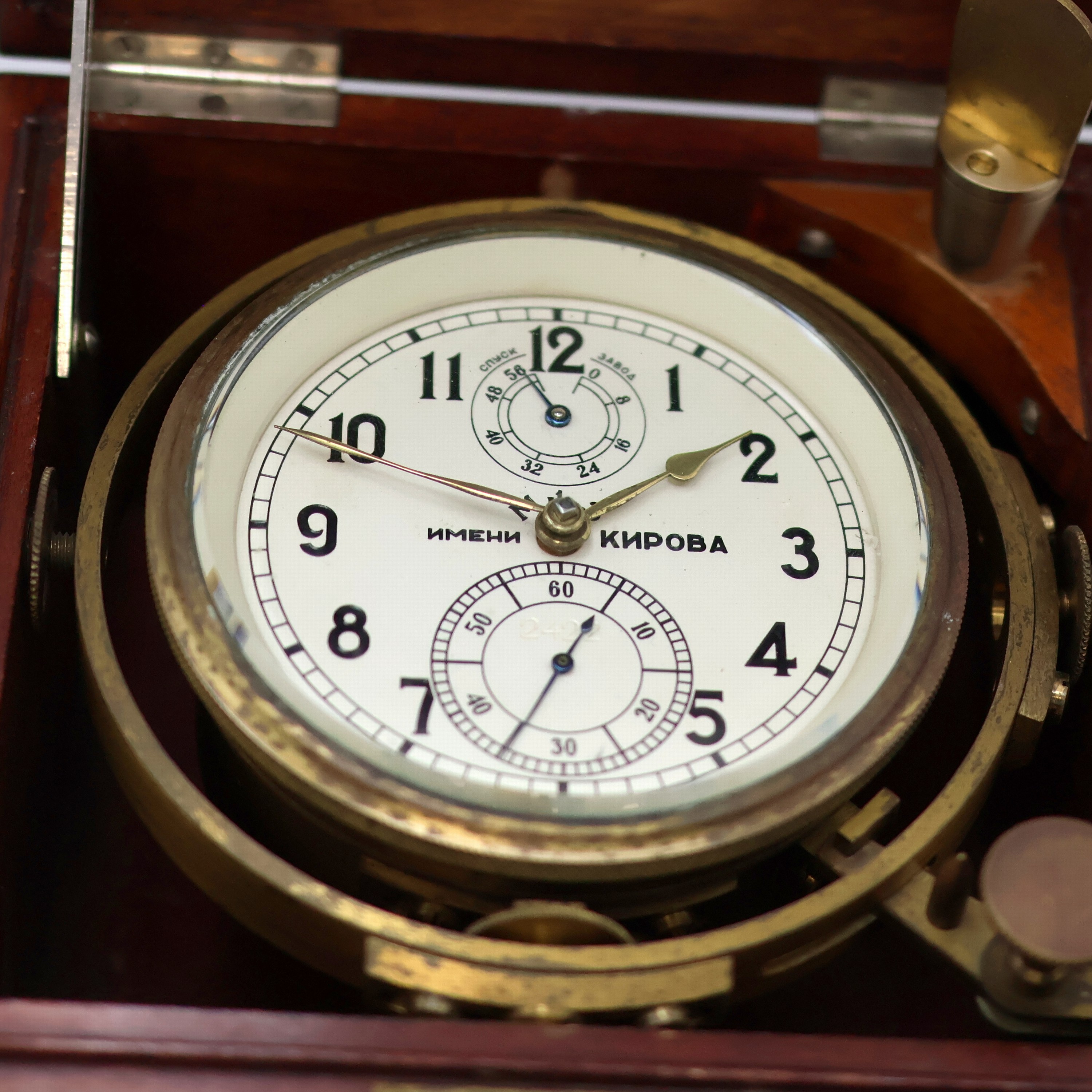 Detail a: 1. Moskauer Uhrenfabrik Marinechronometer Nr. 2422 des Tankschiffes "Leninsk", UDSSR um 1957, 3-tlg. Holzkasten, Signatur- u. Nummer- ...