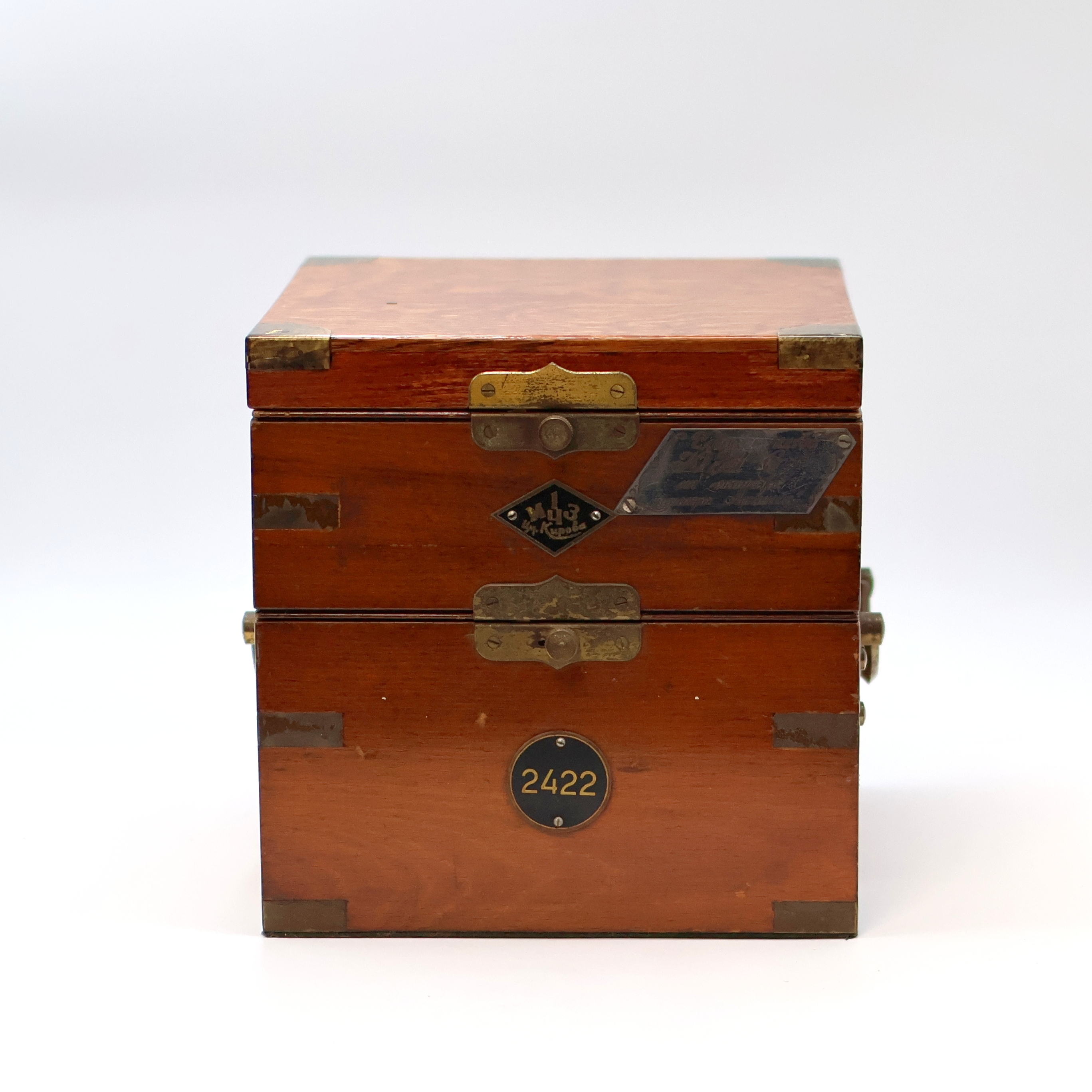 Detail b: 1. Moskauer Uhrenfabrik Marinechronometer Nr. 2422 des Tankschiffes "Leninsk", UDSSR um 1957, 3-tlg. Holzkasten, Signatur- u. Nummer- ...