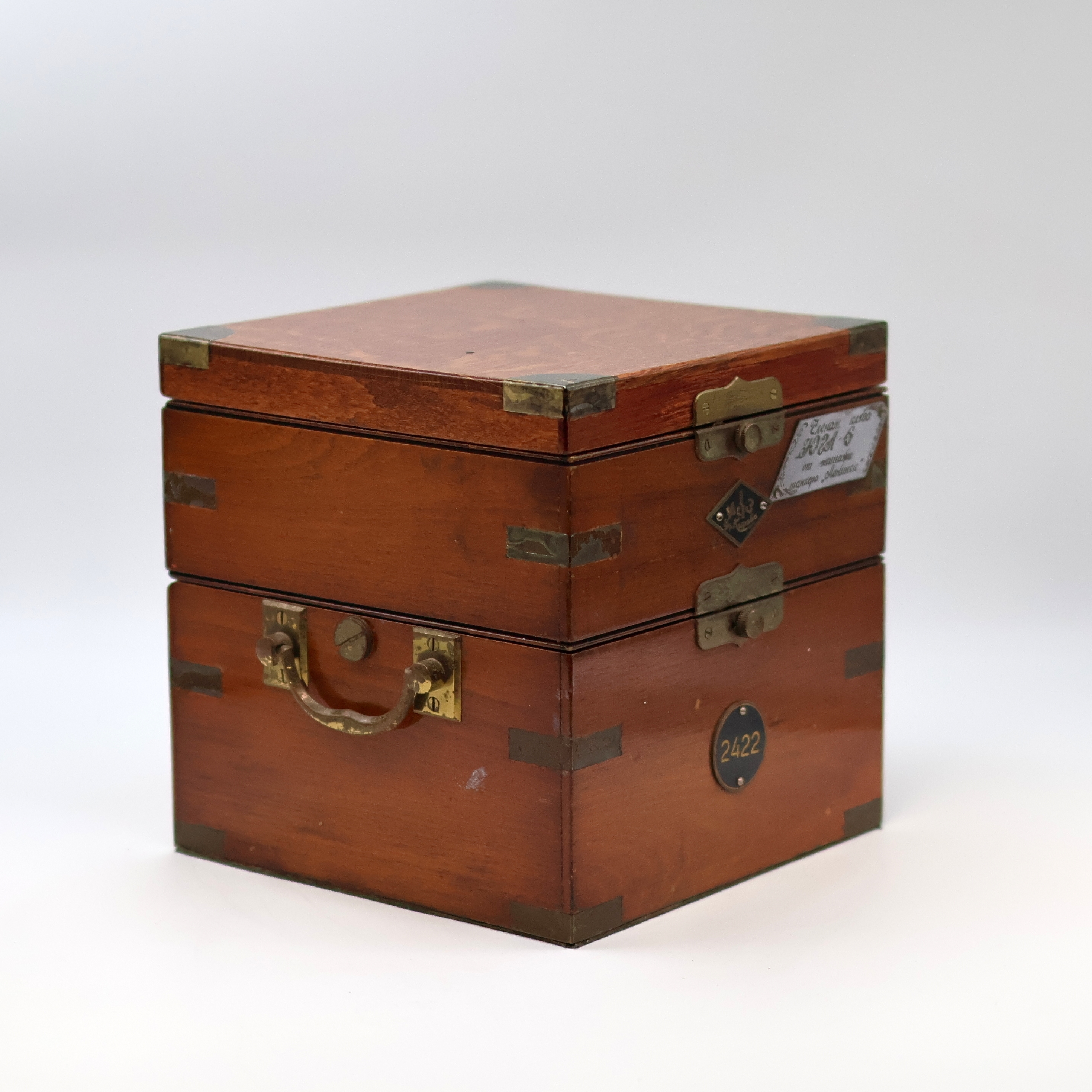 Detail c: 1. Moskauer Uhrenfabrik Marinechronometer Nr. 2422 des Tankschiffes "Leninsk", UDSSR um 1957, 3-tlg. Holzkasten, Signatur- u. Nummer- ...