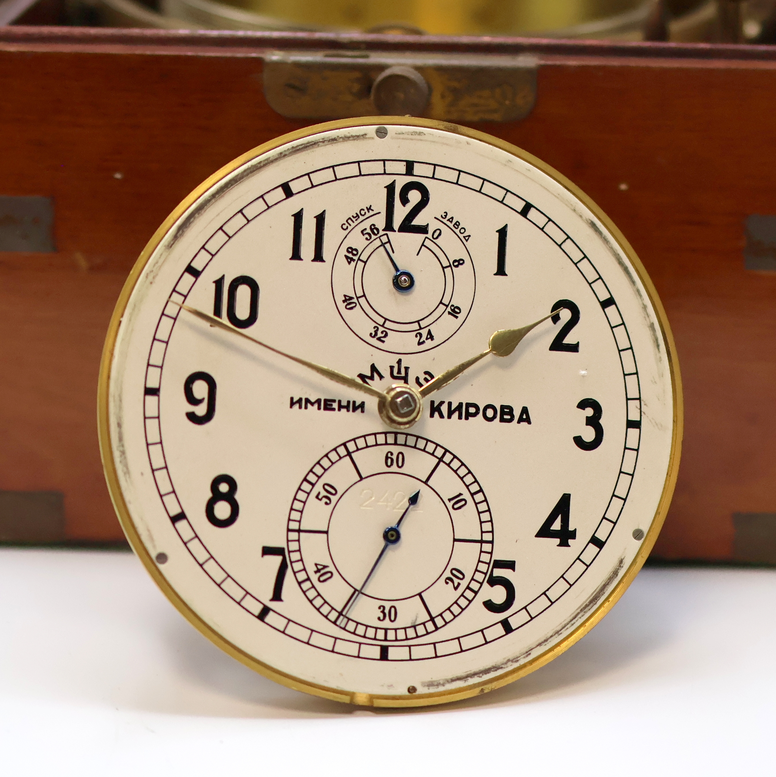 Detail d: 1. Moskauer Uhrenfabrik Marinechronometer Nr. 2422 des Tankschiffes "Leninsk", UDSSR um 1957, 3-tlg. Holzkasten, Signatur- u. Nummer- ...