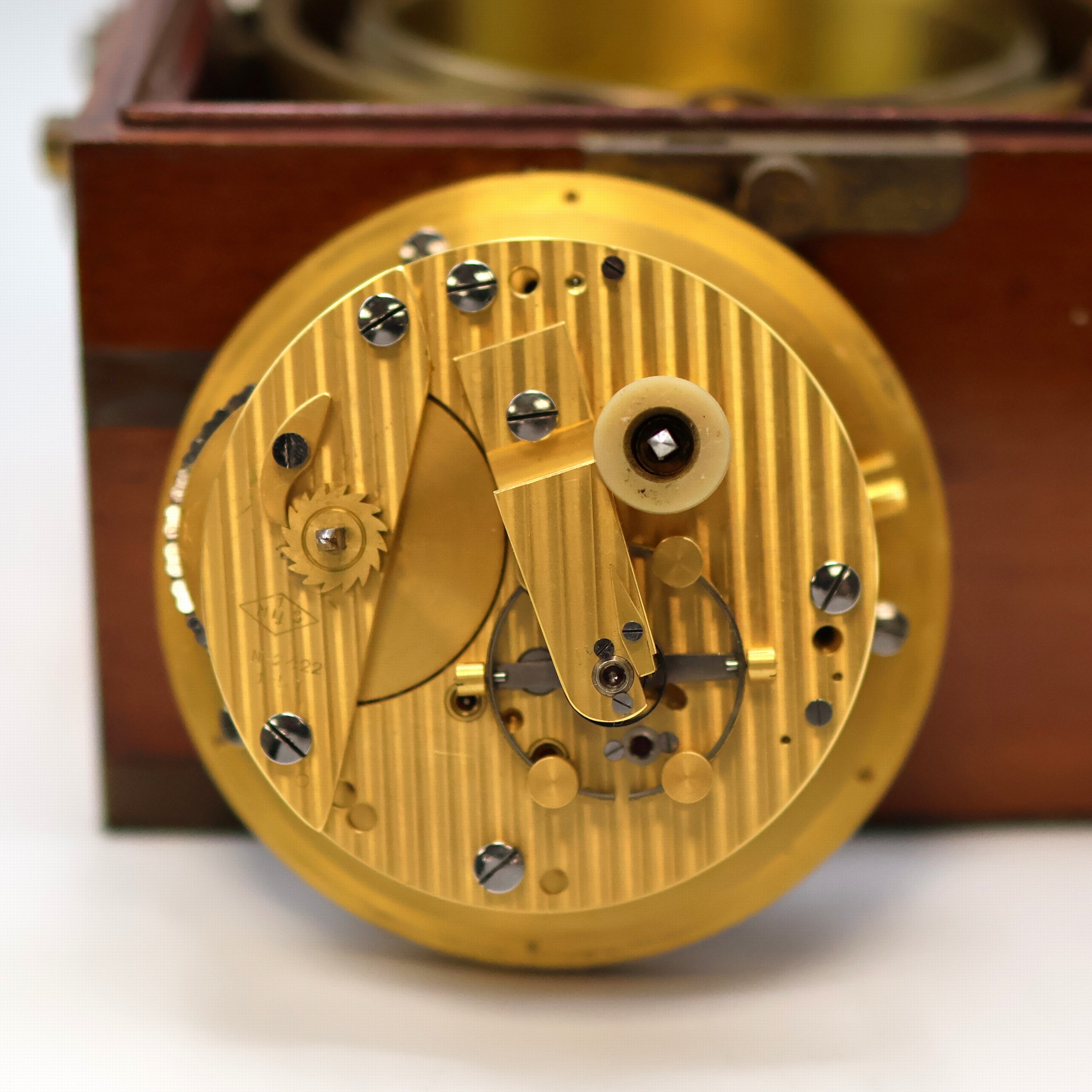 Detail e: 1. Moskauer Uhrenfabrik Marinechronometer Nr. 2422 des Tankschiffes "Leninsk", UDSSR um 1957, 3-tlg. Holzkasten, Signatur- u. Nummer- ...