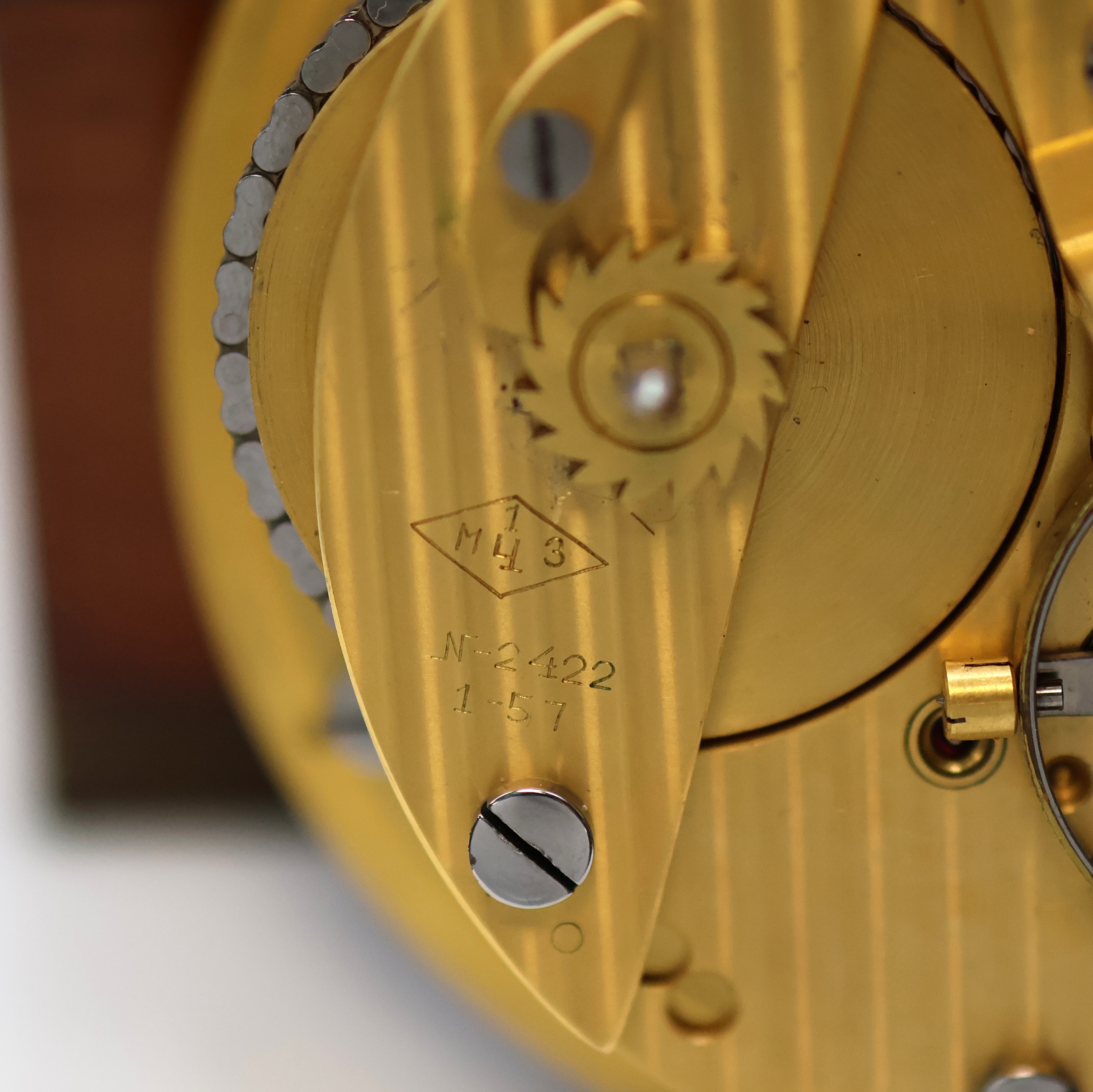 Detail f: 1. Moskauer Uhrenfabrik Marinechronometer Nr. 2422 des Tankschiffes "Leninsk", UDSSR um 1957, 3-tlg. Holzkasten, Signatur- u. Nummer- ...