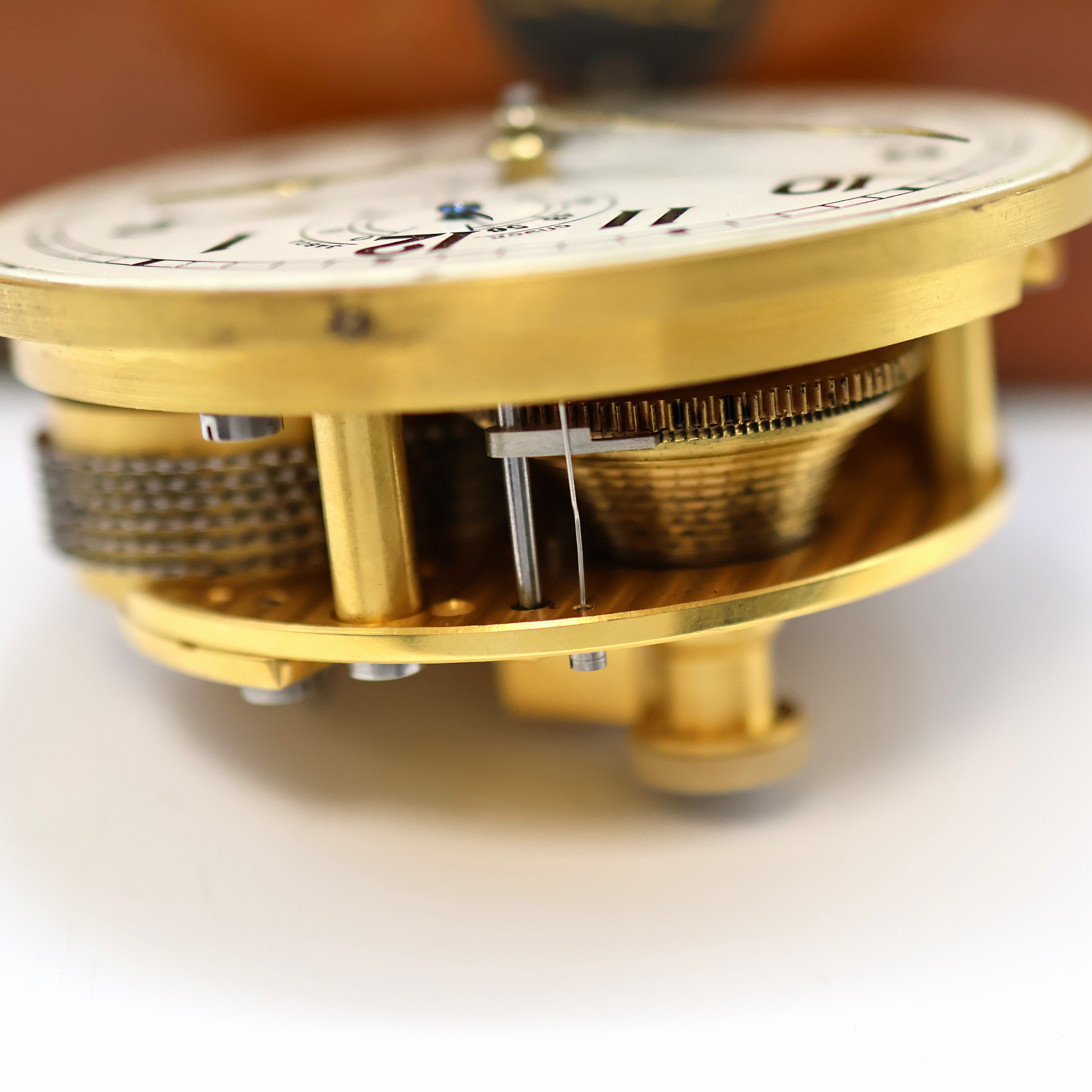 Detail g: 1. Moskauer Uhrenfabrik Marinechronometer Nr. 2422 des Tankschiffes "Leninsk", UDSSR um 1957, 3-tlg. Holzkasten, Signatur- u. Nummer- ...