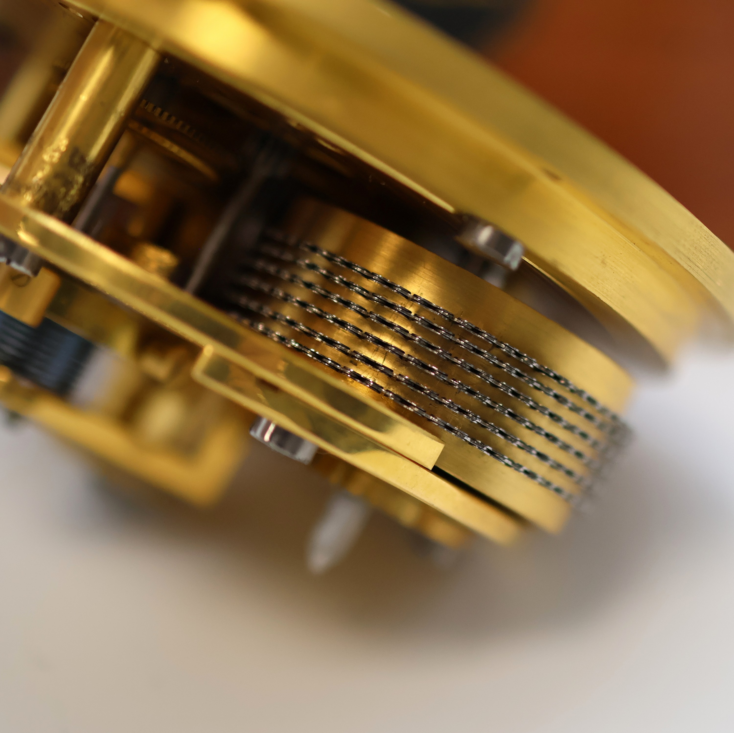 Detail i: 1. Moskauer Uhrenfabrik Marinechronometer Nr. 2422 des Tankschiffes "Leninsk", UDSSR um 1957, 3-tlg. Holzkasten, Signatur- u. Nummer- ...