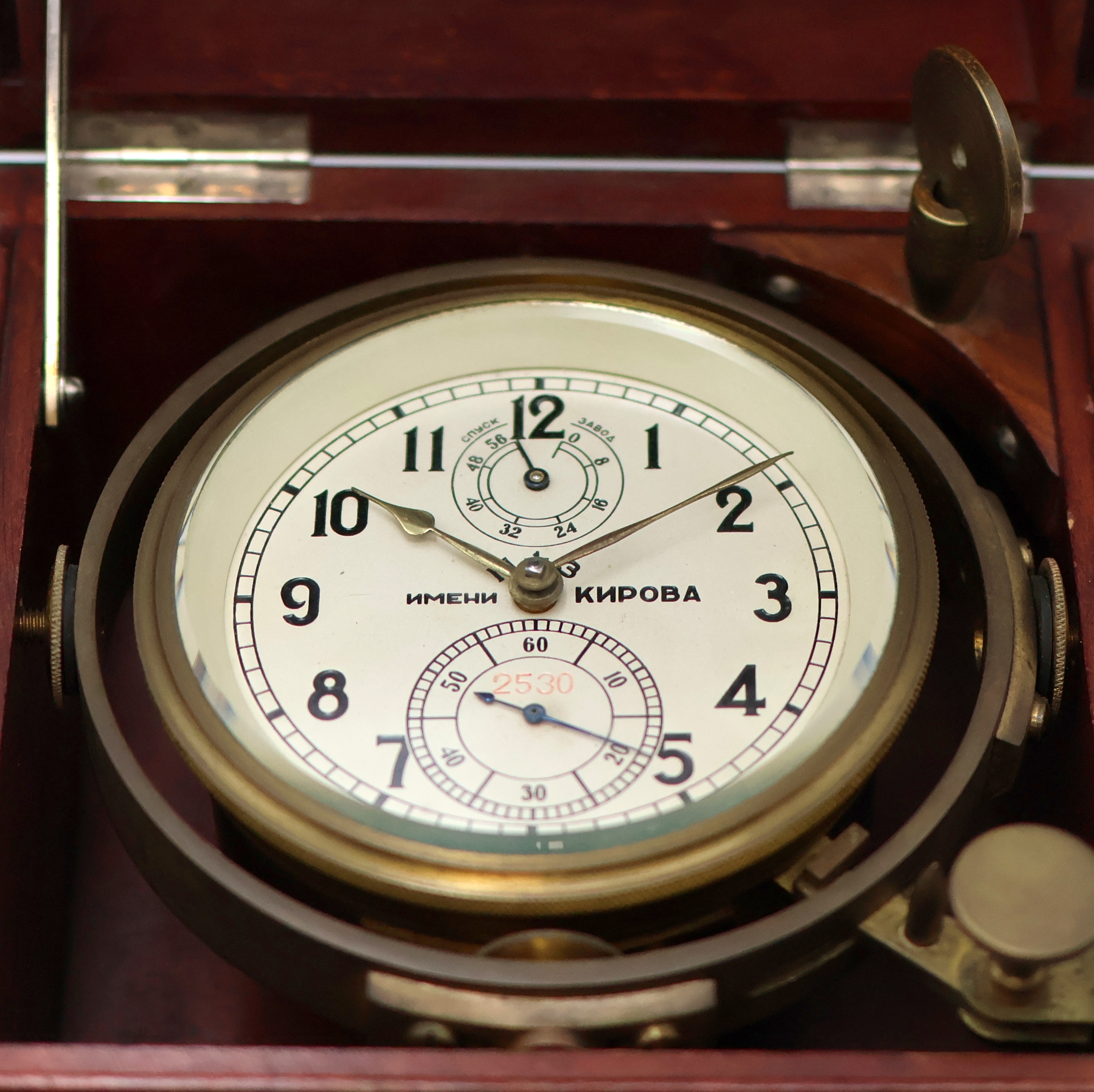Detail a: 1. Moskauer Uhrenfabrik Marinechronometer Nummer 2530, UDSSR um 1957, 3-tlg. Holzkasten, seitl. Tragegriffe, Signatur- u. Nummer-Plakette ...