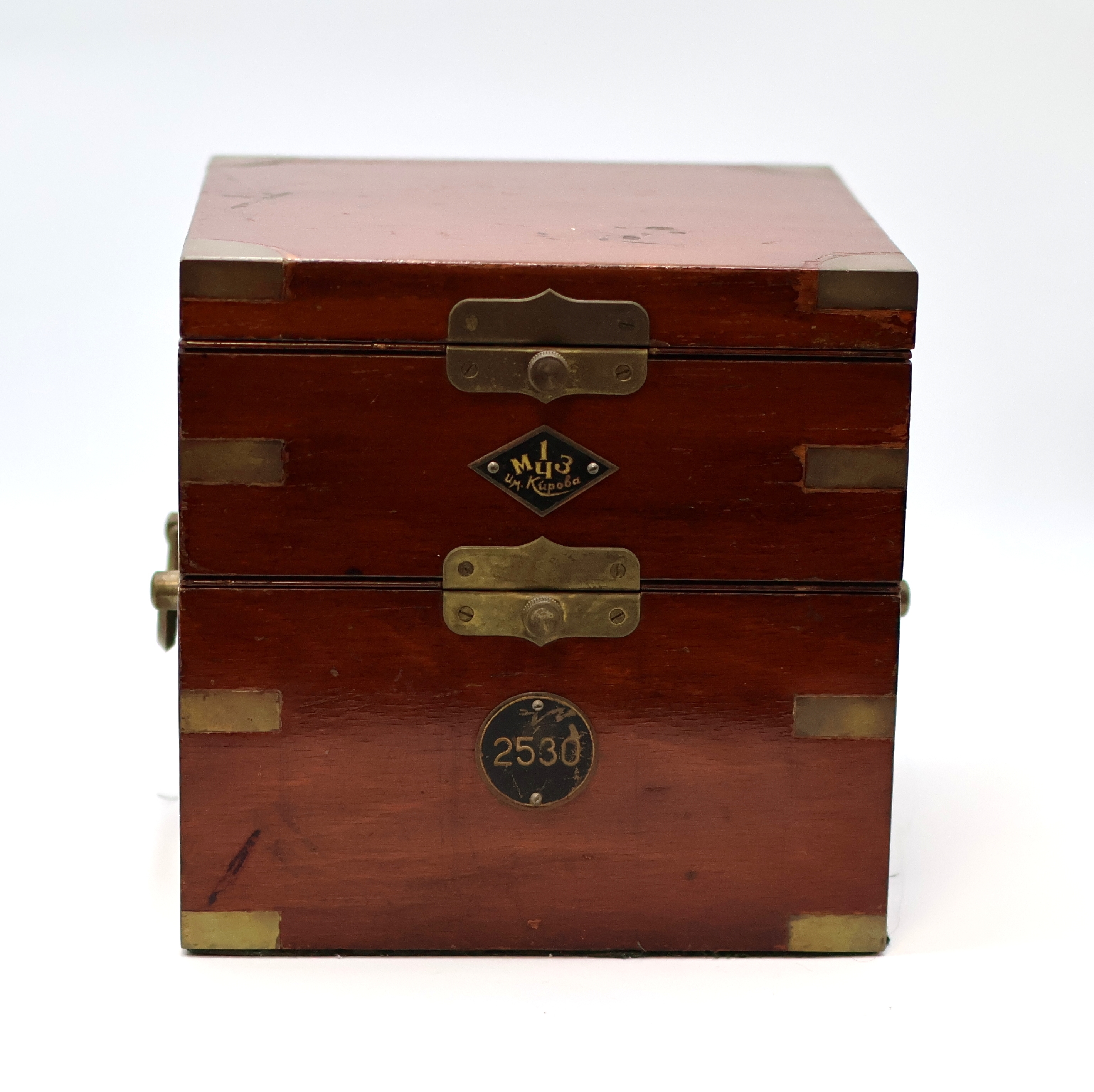 Detail b: 1. Moskauer Uhrenfabrik Marinechronometer Nummer 2530, UDSSR um 1957, 3-tlg. Holzkasten, seitl. Tragegriffe, Signatur- u. Nummer-Plakette ...