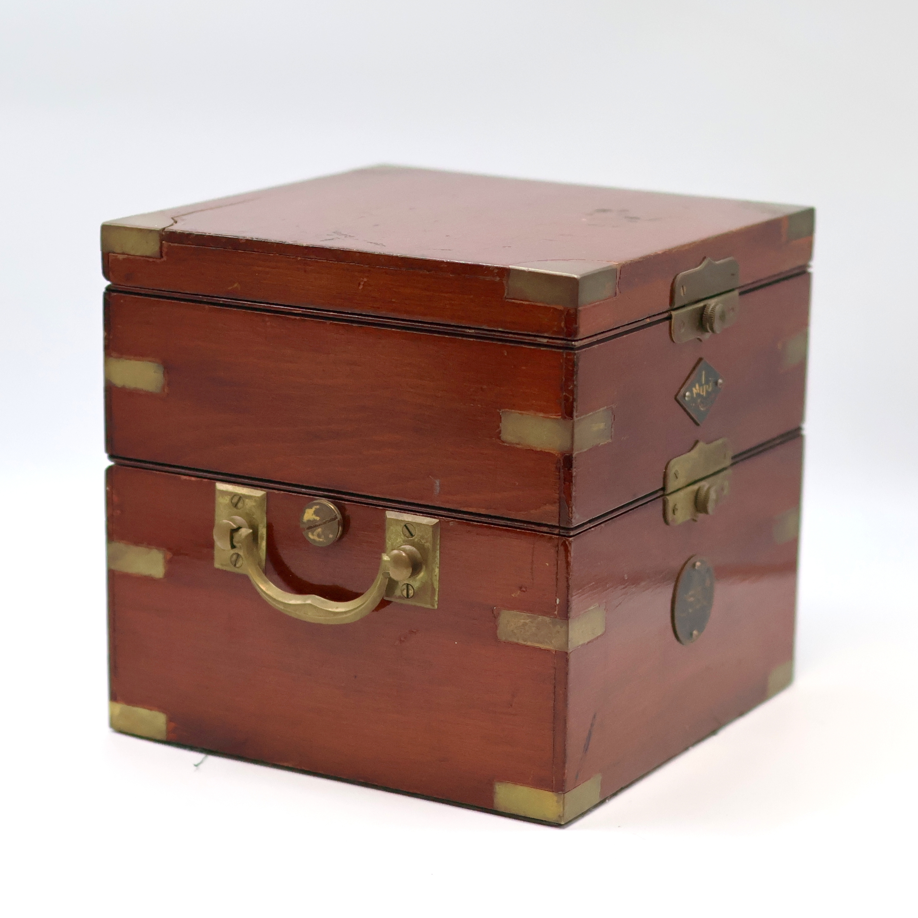 Detail c: 1. Moskauer Uhrenfabrik Marinechronometer Nummer 2530, UDSSR um 1957, 3-tlg. Holzkasten, seitl. Tragegriffe, Signatur- u. Nummer-Plakette ...