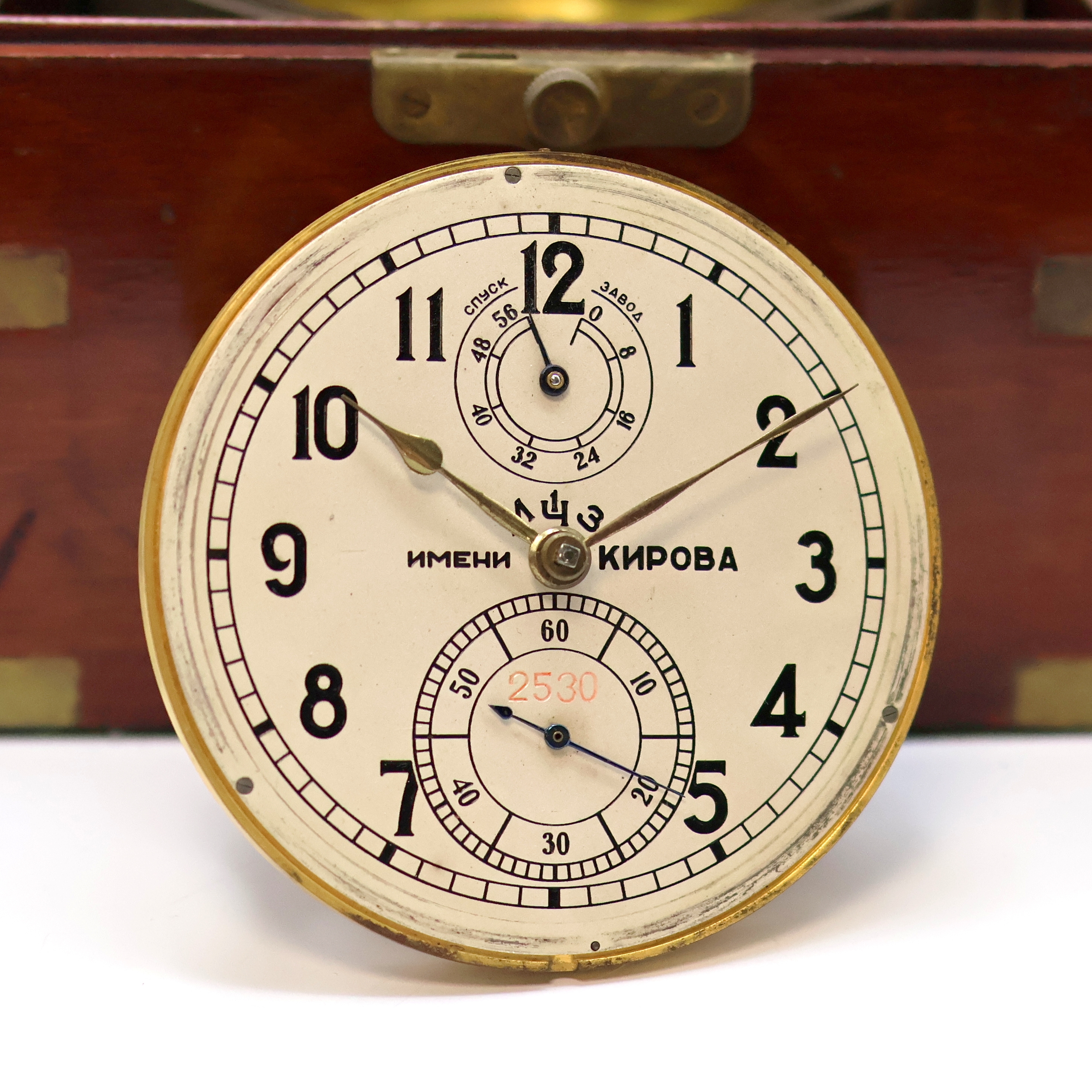 Detail d: 1. Moskauer Uhrenfabrik Marinechronometer Nummer 2530, UDSSR um 1957, 3-tlg. Holzkasten, seitl. Tragegriffe, Signatur- u. Nummer-Plakette ...