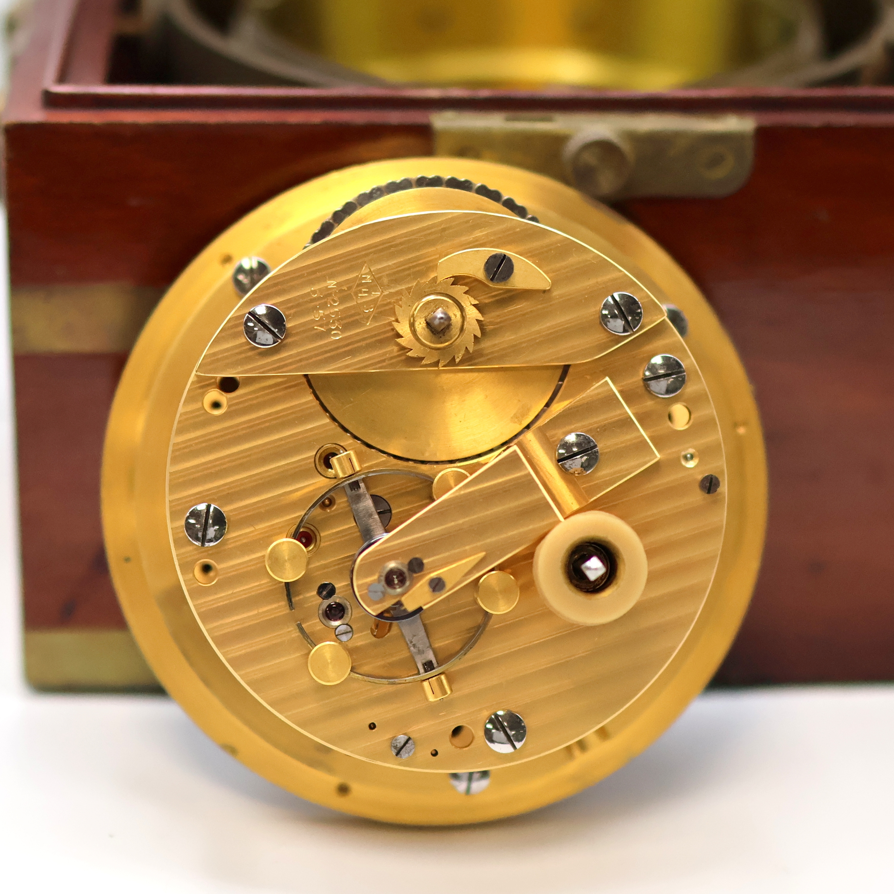 Detail e: 1. Moskauer Uhrenfabrik Marinechronometer Nummer 2530, UDSSR um 1957, 3-tlg. Holzkasten, seitl. Tragegriffe, Signatur- u. Nummer-Plakette ...