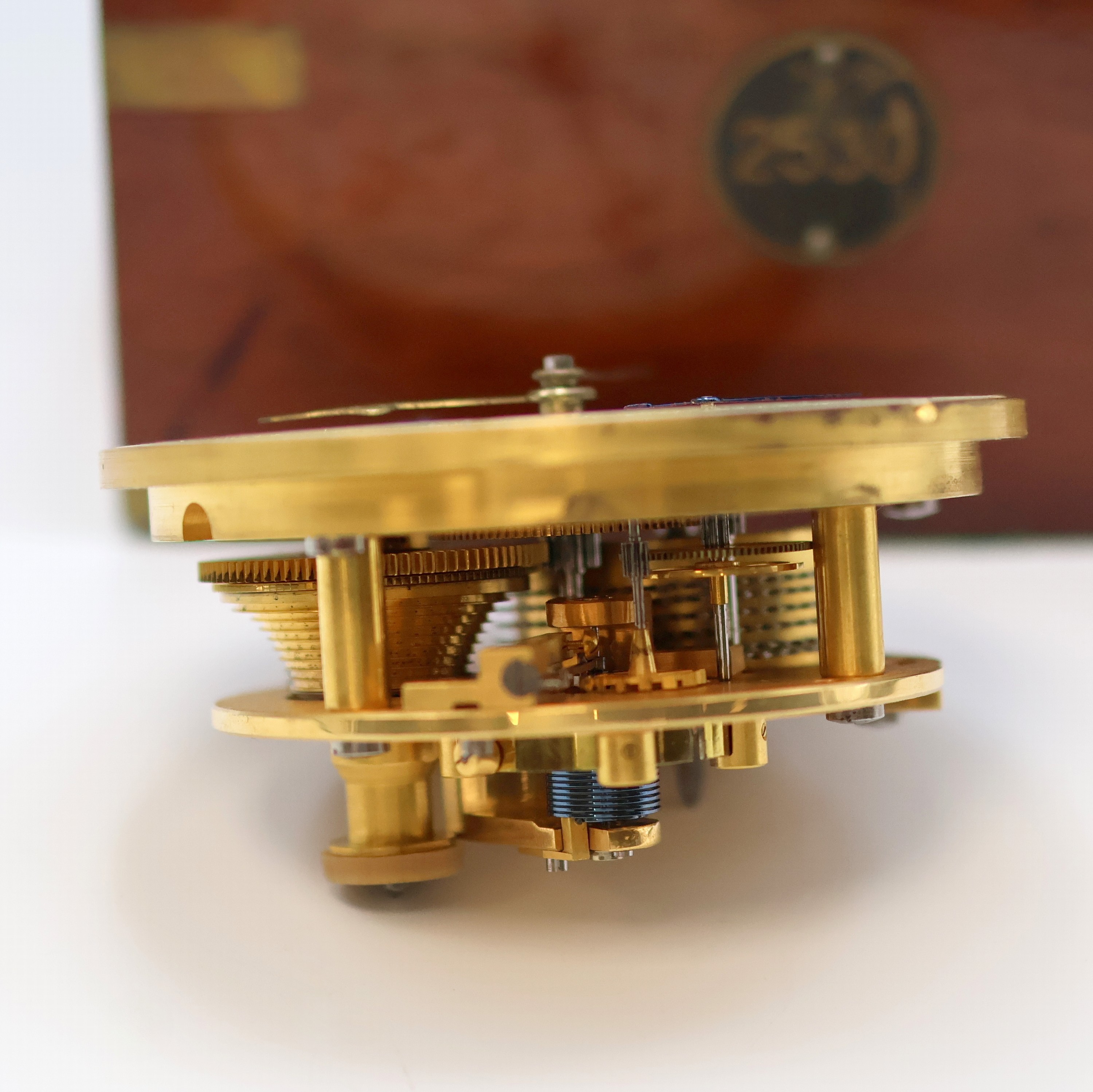 Detail f: 1. Moskauer Uhrenfabrik Marinechronometer Nummer 2530, UDSSR um 1957, 3-tlg. Holzkasten, seitl. Tragegriffe, Signatur- u. Nummer-Plakette ...