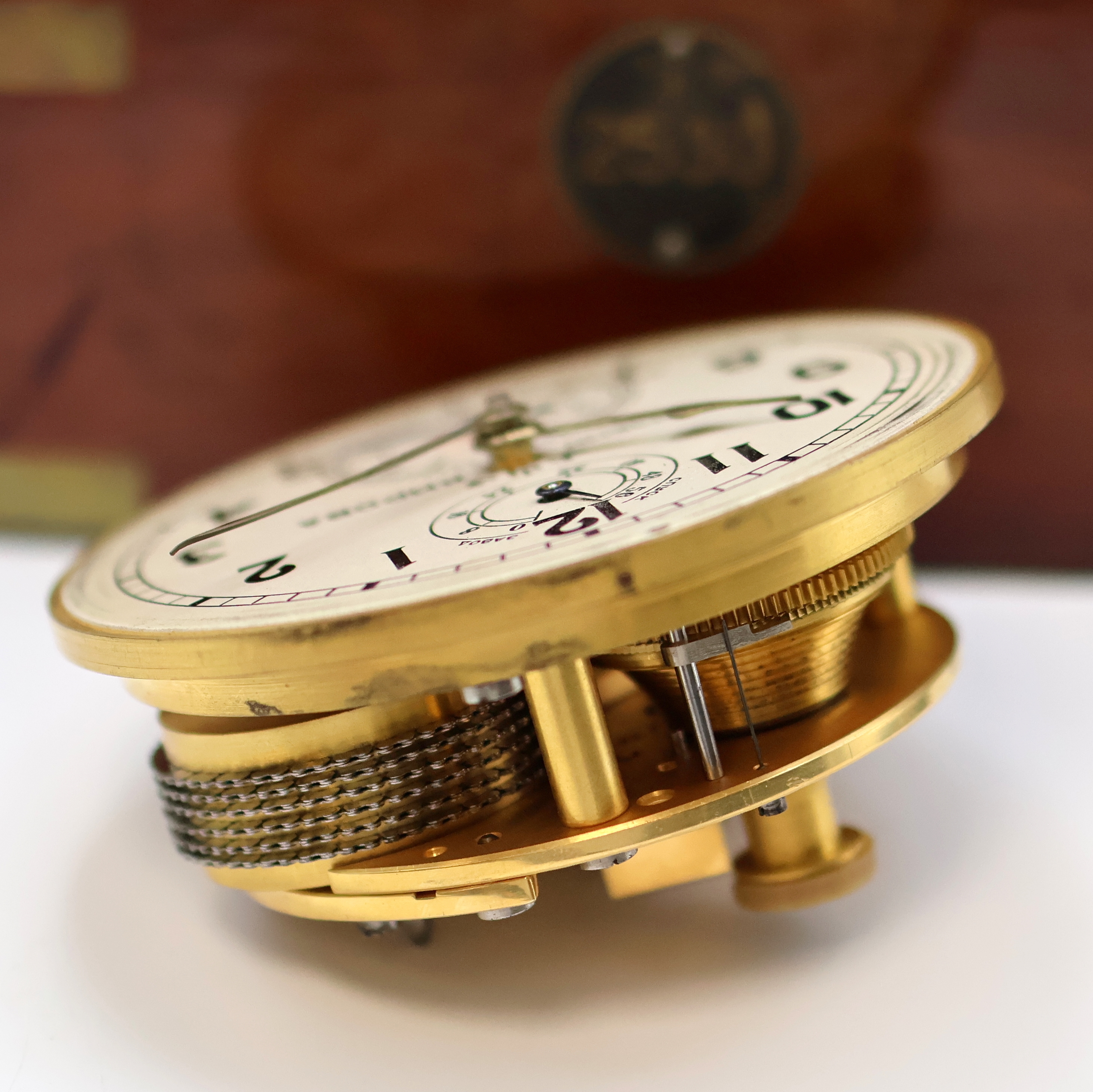 Detail g: 1. Moskauer Uhrenfabrik Marinechronometer Nummer 2530, UDSSR um 1957, 3-tlg. Holzkasten, seitl. Tragegriffe, Signatur- u. Nummer-Plakette ...