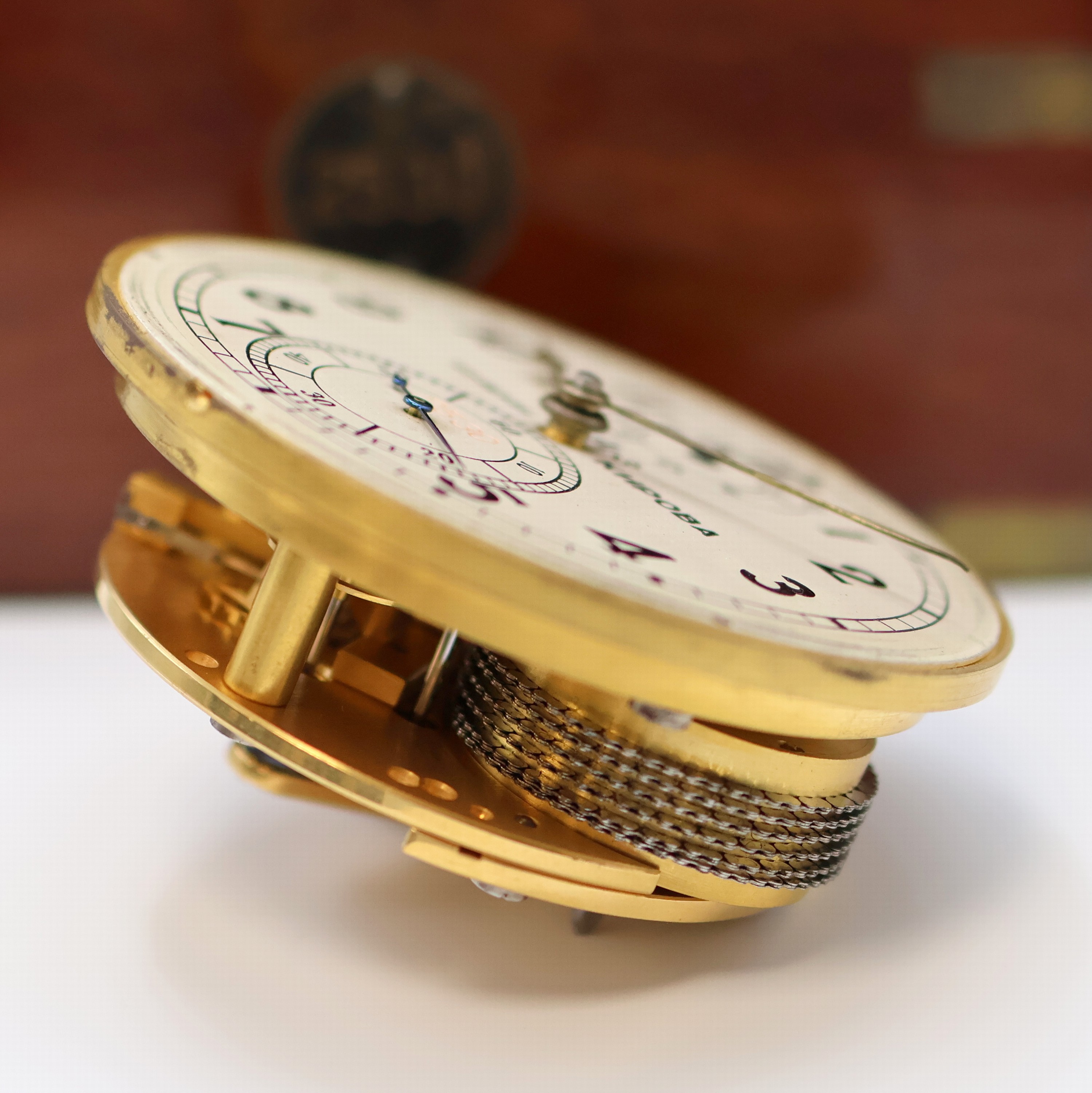 Detail h: 1. Moskauer Uhrenfabrik Marinechronometer Nummer 2530, UDSSR um 1957, 3-tlg. Holzkasten, seitl. Tragegriffe, Signatur- u. Nummer-Plakette ...