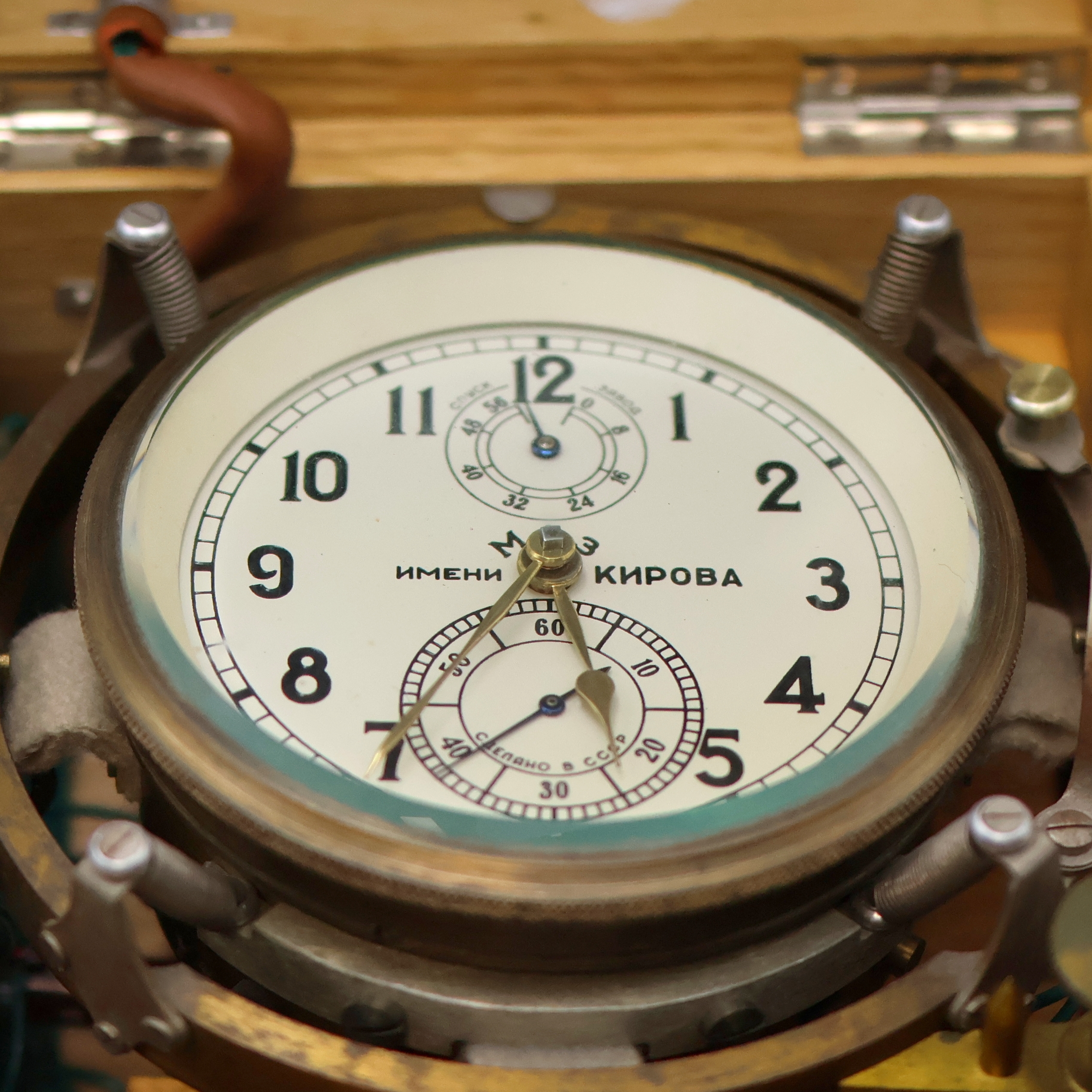 Detail a: 1. Moskauer Uhrenfabrik Luftwaffen-Chronometer Nr. 2610 mit Ankerhemmung und Zubehör, UDSSR um 1970, 3-tlg. Holzkasten m. Leder Tragegurt, an 4 ...