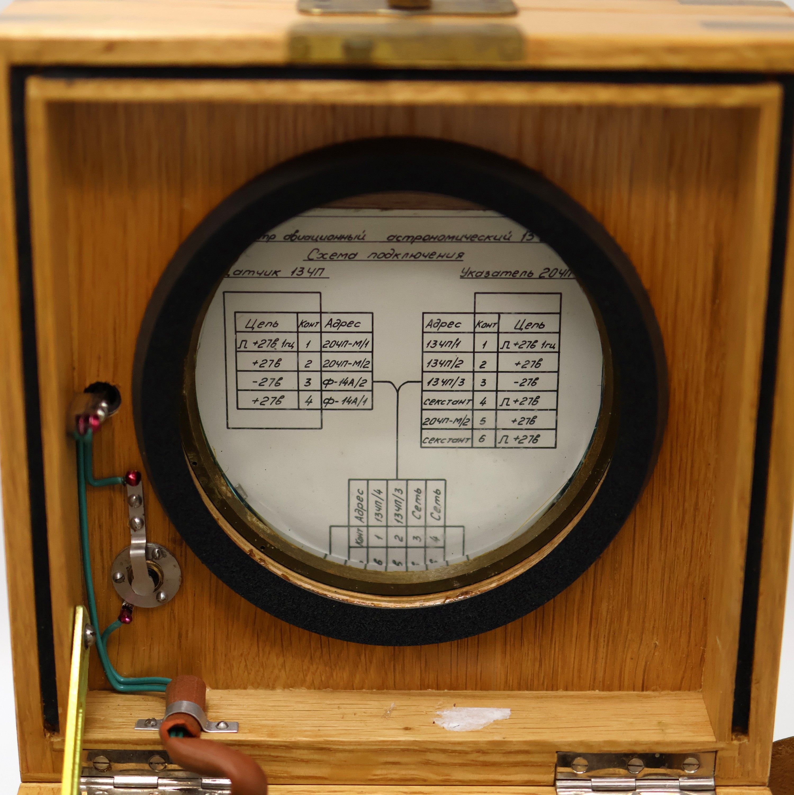 Detail b: 1. Moskauer Uhrenfabrik Luftwaffen-Chronometer Nr. 2610 mit Ankerhemmung und Zubehör, UDSSR um 1970, 3-tlg. Holzkasten m. Leder Tragegurt, an 4 ...