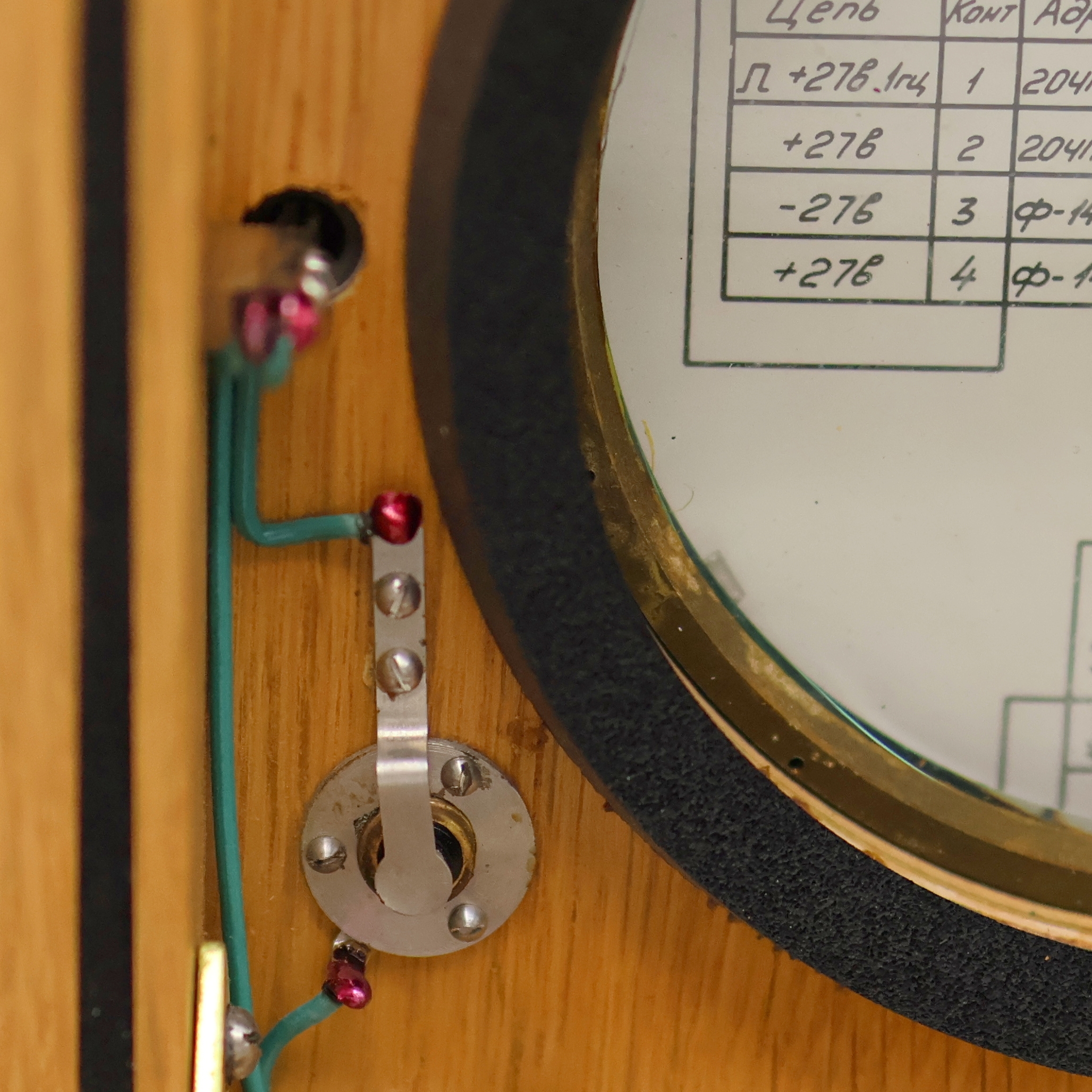 Detail c: 1. Moskauer Uhrenfabrik Luftwaffen-Chronometer Nr. 2610 mit Ankerhemmung und Zubehör, UDSSR um 1970, 3-tlg. Holzkasten m. Leder Tragegurt, an 4 ...