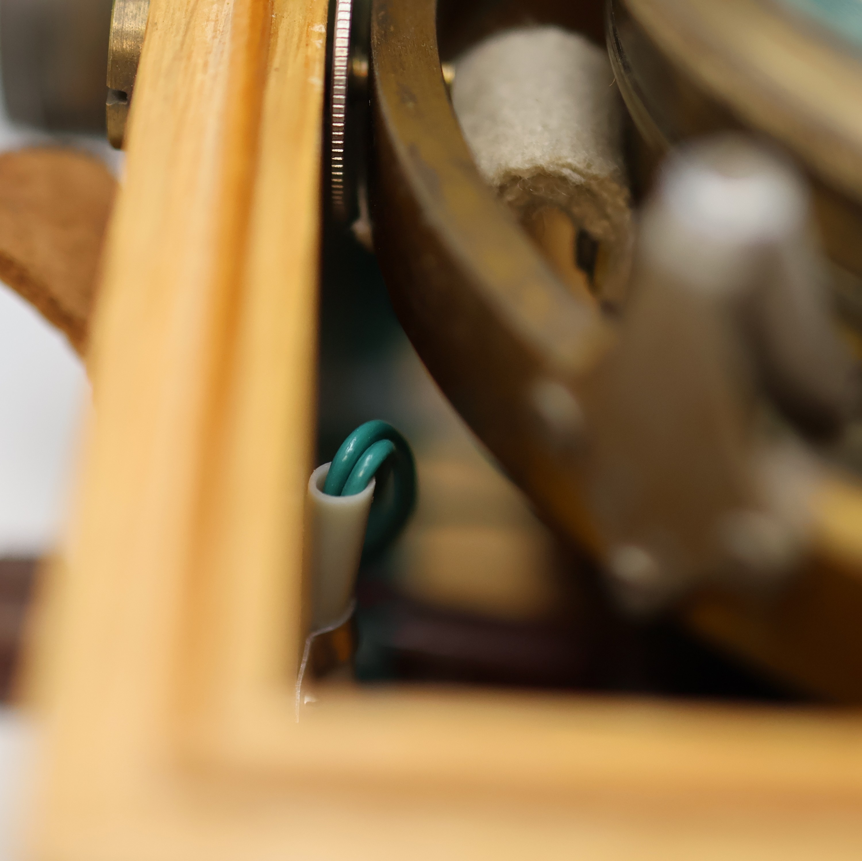 Detail d: 1. Moskauer Uhrenfabrik Luftwaffen-Chronometer Nr. 2610 mit Ankerhemmung und Zubehör, UDSSR um 1970, 3-tlg. Holzkasten m. Leder Tragegurt, an 4 ...