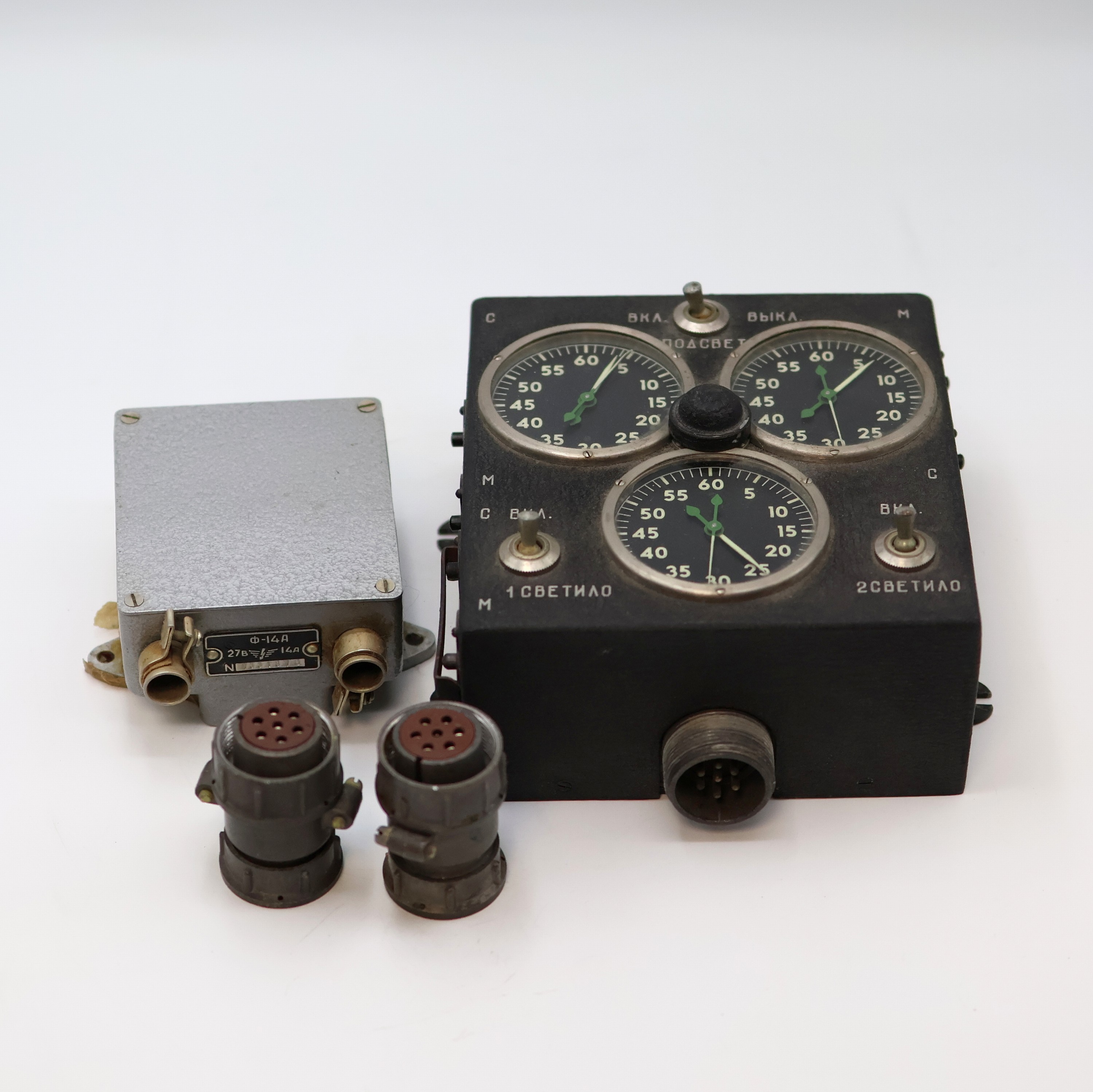 Detail g: 1. Moskauer Uhrenfabrik Luftwaffen-Chronometer Nr. 2610 mit Ankerhemmung und Zubehör, UDSSR um 1970, 3-tlg. Holzkasten m. Leder Tragegurt, an 4 ...