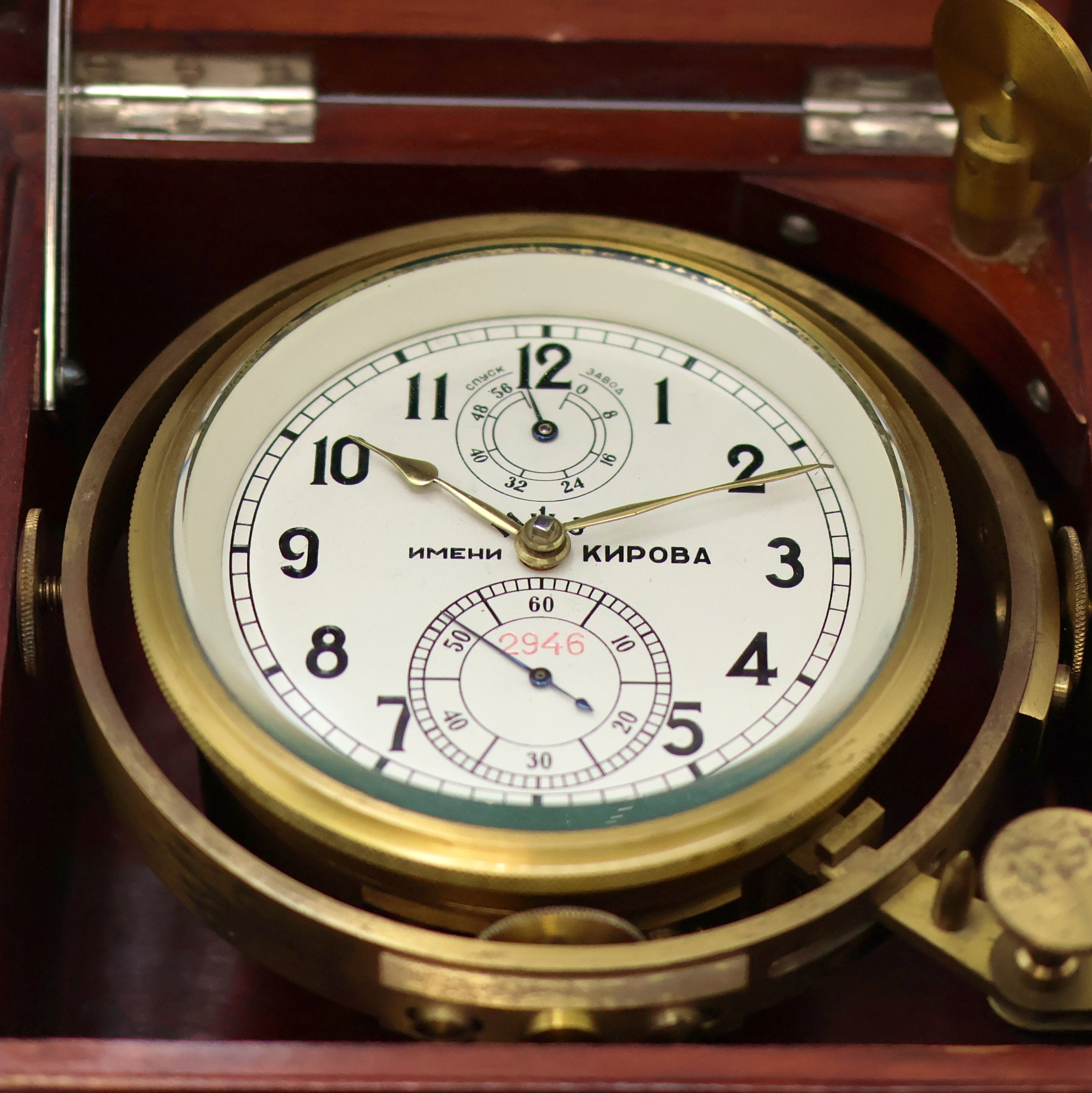 Detail a: 1. Moskauer Uhrenfabrik Marinechronometer, UDSSR um 1958, 3-tlg. Holzbox, seitl. Tragegriffe, kardanisch aufgehängtes Messinggeh., Lünette ...
